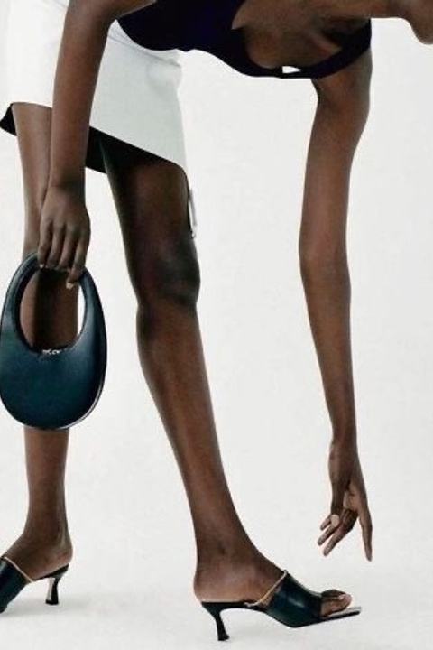 Пример женской сумки с аккуратной ручкой и мягкой текстурой.