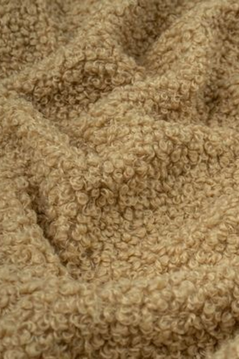 Предметная съемка тапочек крупным планом с акцентом на текстуру материала