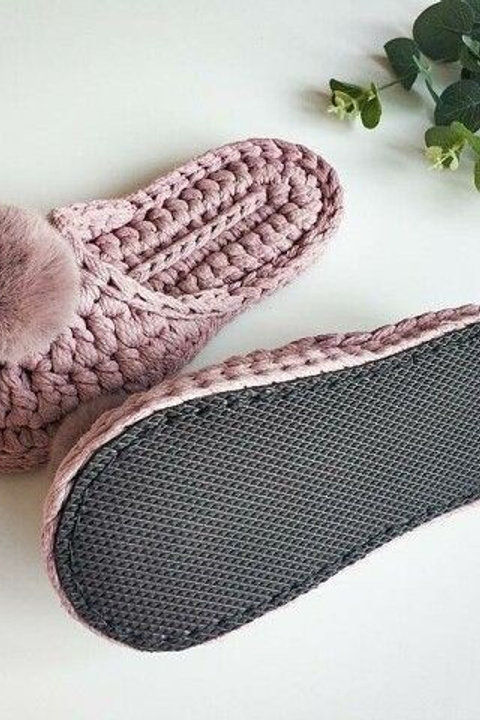 Предметная съемка тапочек с бокового ракурса, демонстрация подошвы и деталей