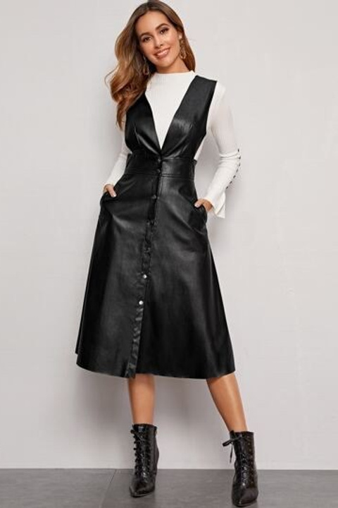 Предметная съемка сарафана на модели на нейтральном фоне для фокусировки на форме изделия