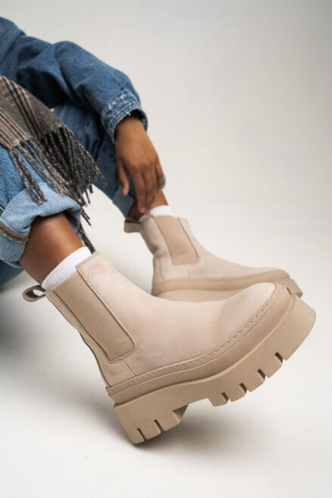 Эффектная фотосъемка женских ботинок для создания стильных зимних образов