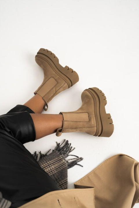 Эстетичная съемка ботинок с акцентом на дизайн и отделку