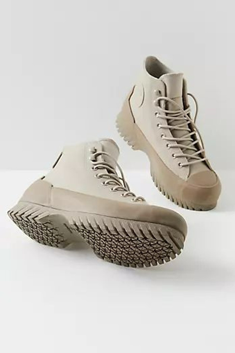 Стильная фотосъемка женских ботинок с акцентом на текстуру и материалы