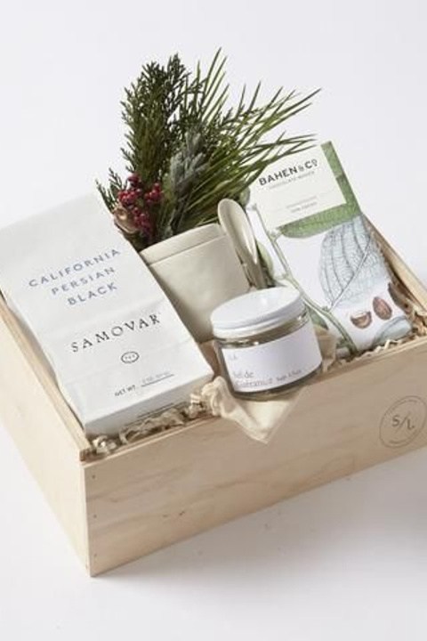 Референс для стильных подарочных наборов для женщин с косметикой.