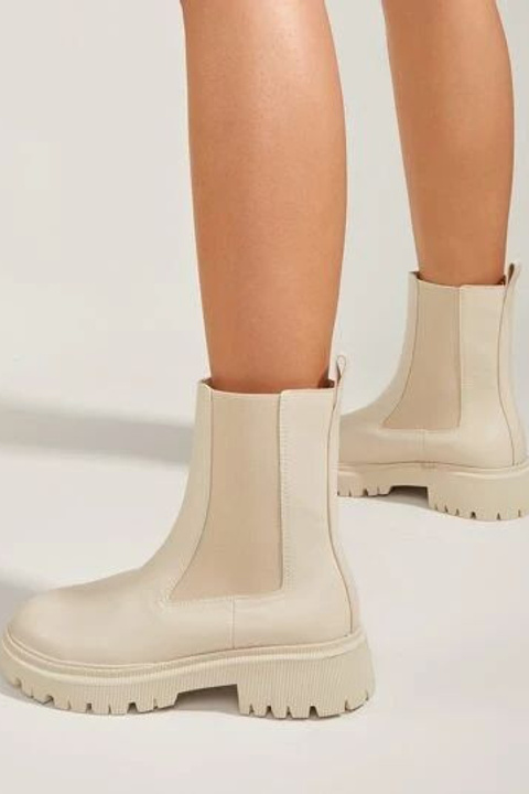 Фотосъемка ботинок с акцентом на прочные материалы и качество изготовления