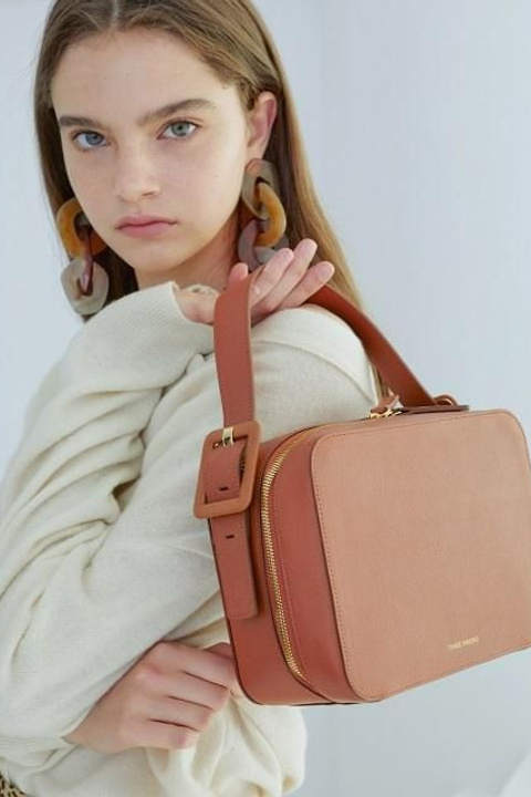 Идея для женских сумок с удобной ручкой и съемным ремнем.