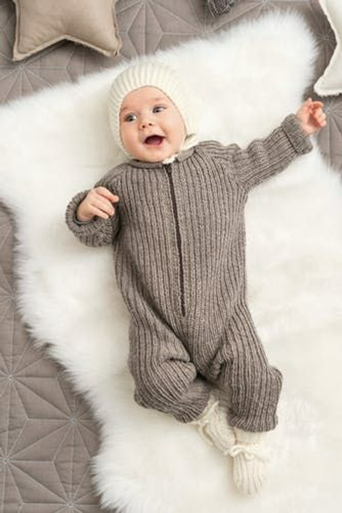 Креативная фотосъемка одежды для малышей с фокусом на текстуру и цвет