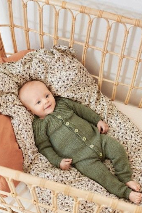 Съемка одежды с акцентом на практичные застежки и легкость одевания