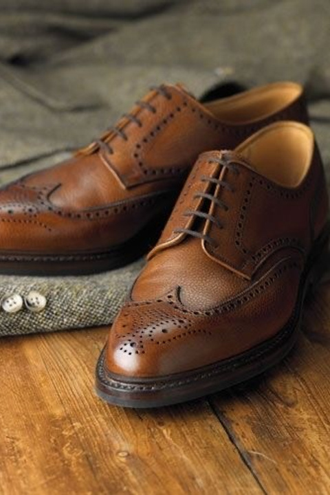 Идея для коричневых замшевых ботинок с текстурированной кожей и устойчивым каблуком.