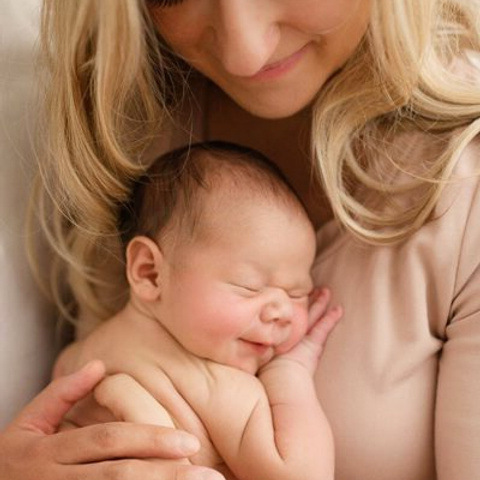 Фотосессия новорожденных в Москве дома и в студии от фотографа новорожденных. Фотосессия в студии в Москве от профессионального фотографа услуги по доступным ценам