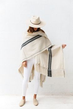 Съемка палантинов с акцентом на их универсальность в разных стилях