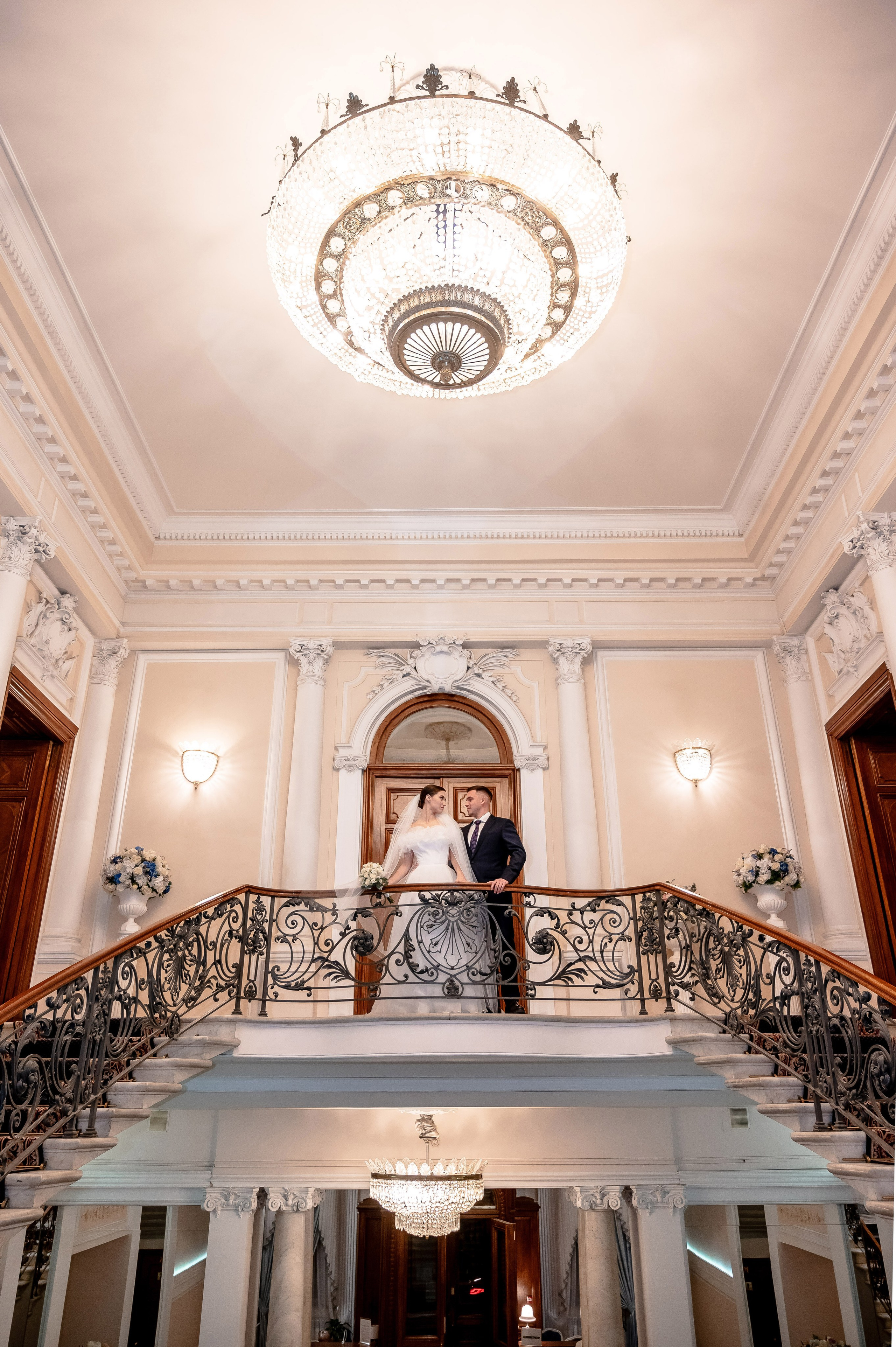 Осенняя великолепная свадебная прогулка жениха и невесты в октябре в Санкт-Петербурге в Михайловском парке и у Атлантов на Миллионной улице. Портретный, семейный и свадебный фотограф в Санкт-Петербурге и в Пушкине Ширяев Денис