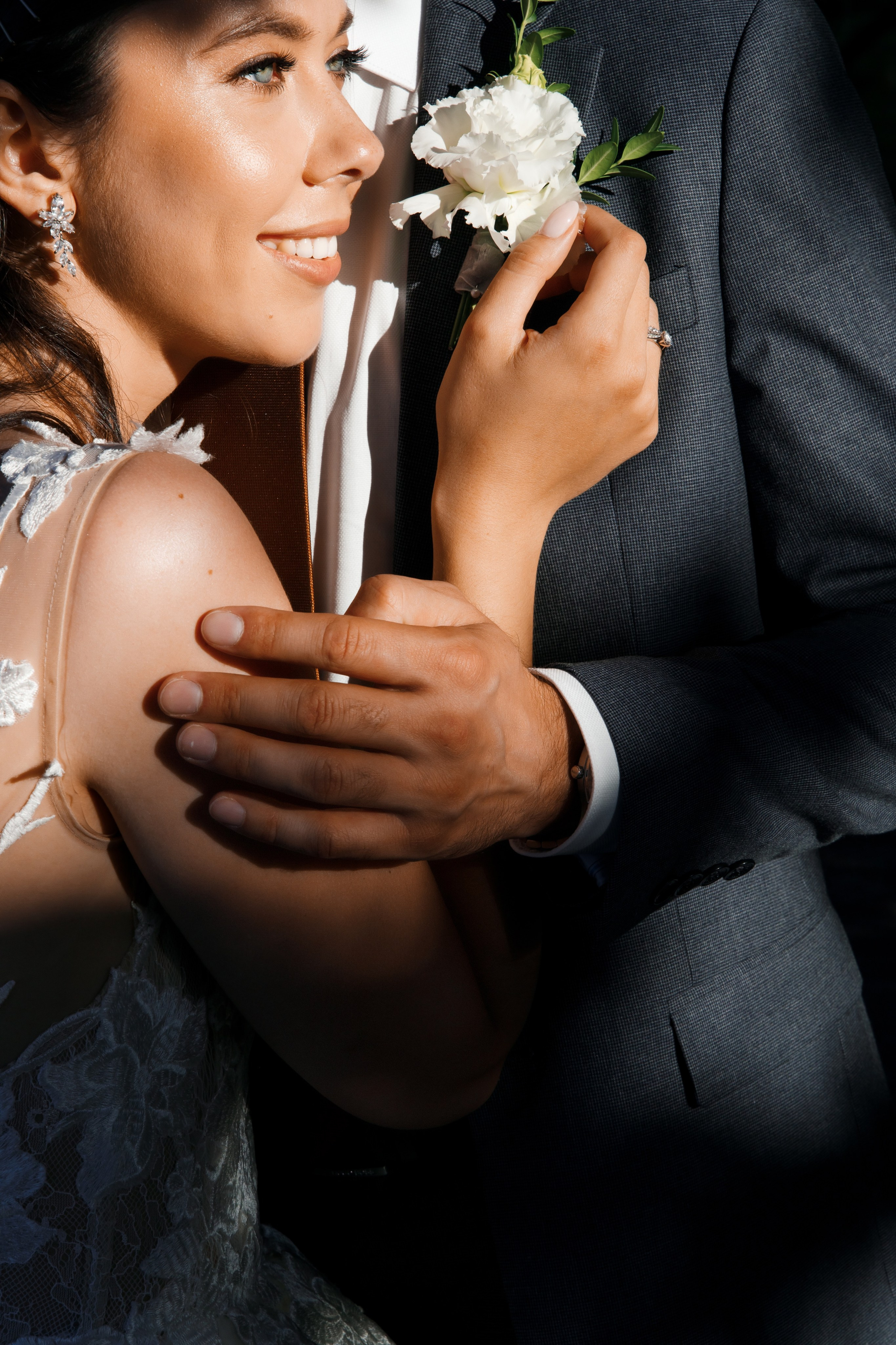 Кольца и свадебные аксессуары на фоне гор Сочи