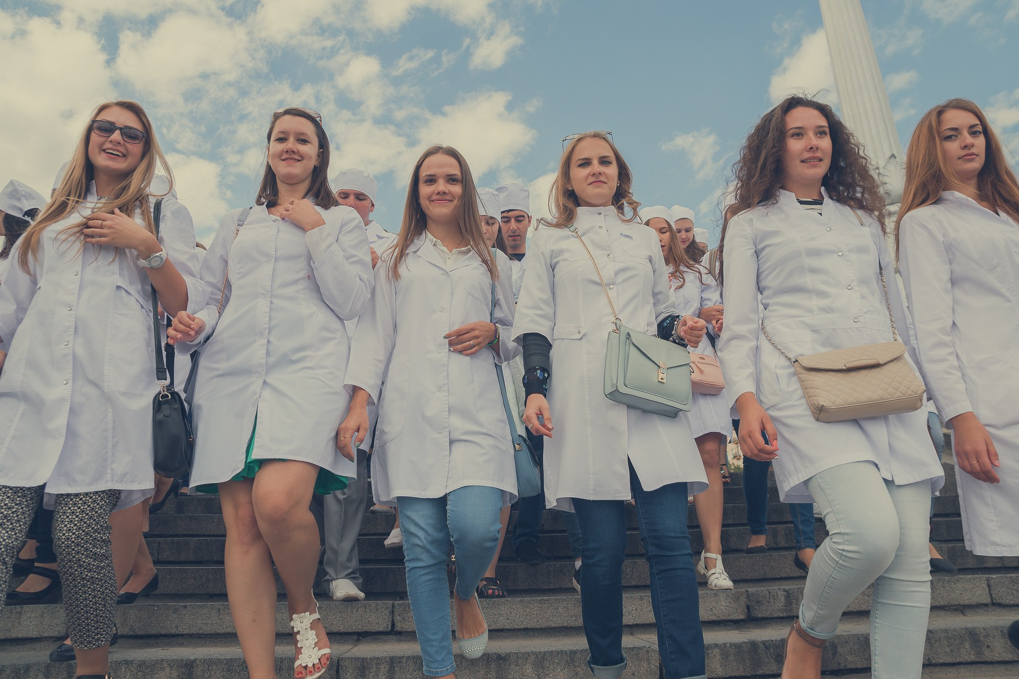 Студентки-медики идут по ступеням набережной Волгограда