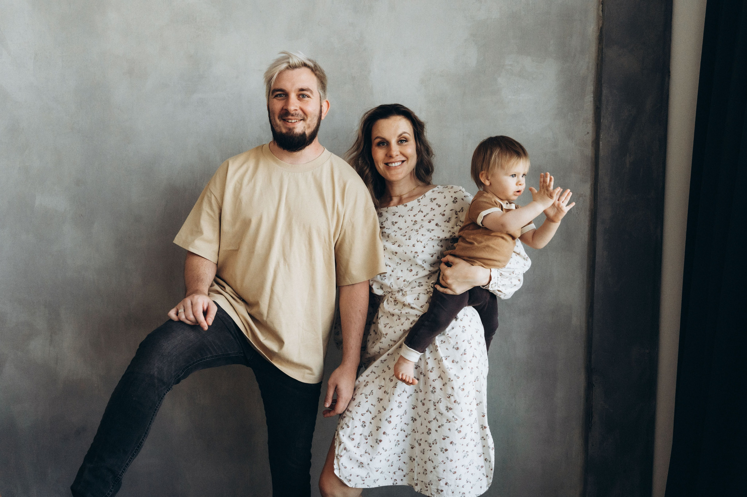 Семейная съемка. Профессиональный фотограф беременности в СПБ. Стильные фотосессии беременности в стиле минимализм и классическая фотография