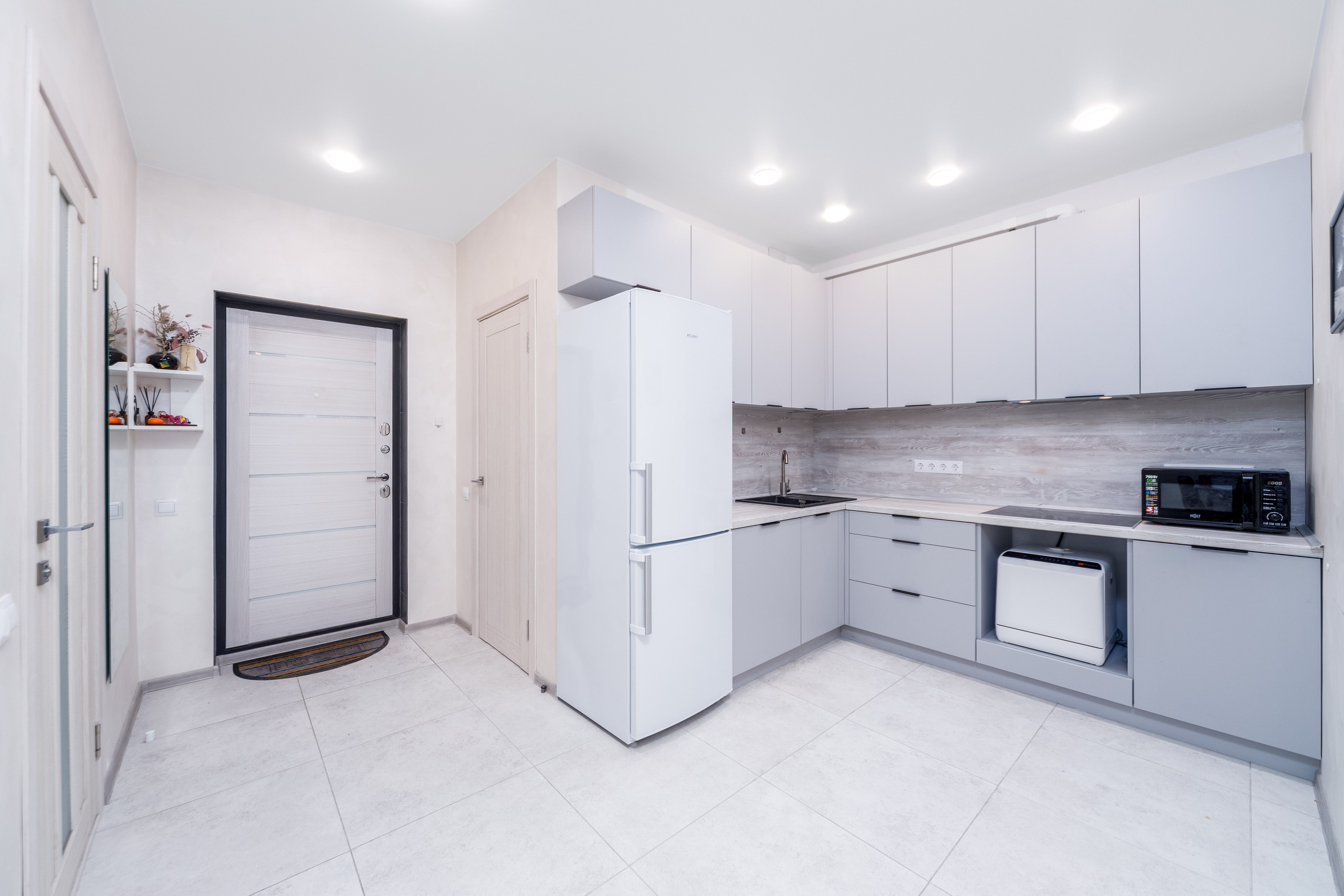 Интерьер общей зоны кухни и прихожей в двухкомнатной квартире