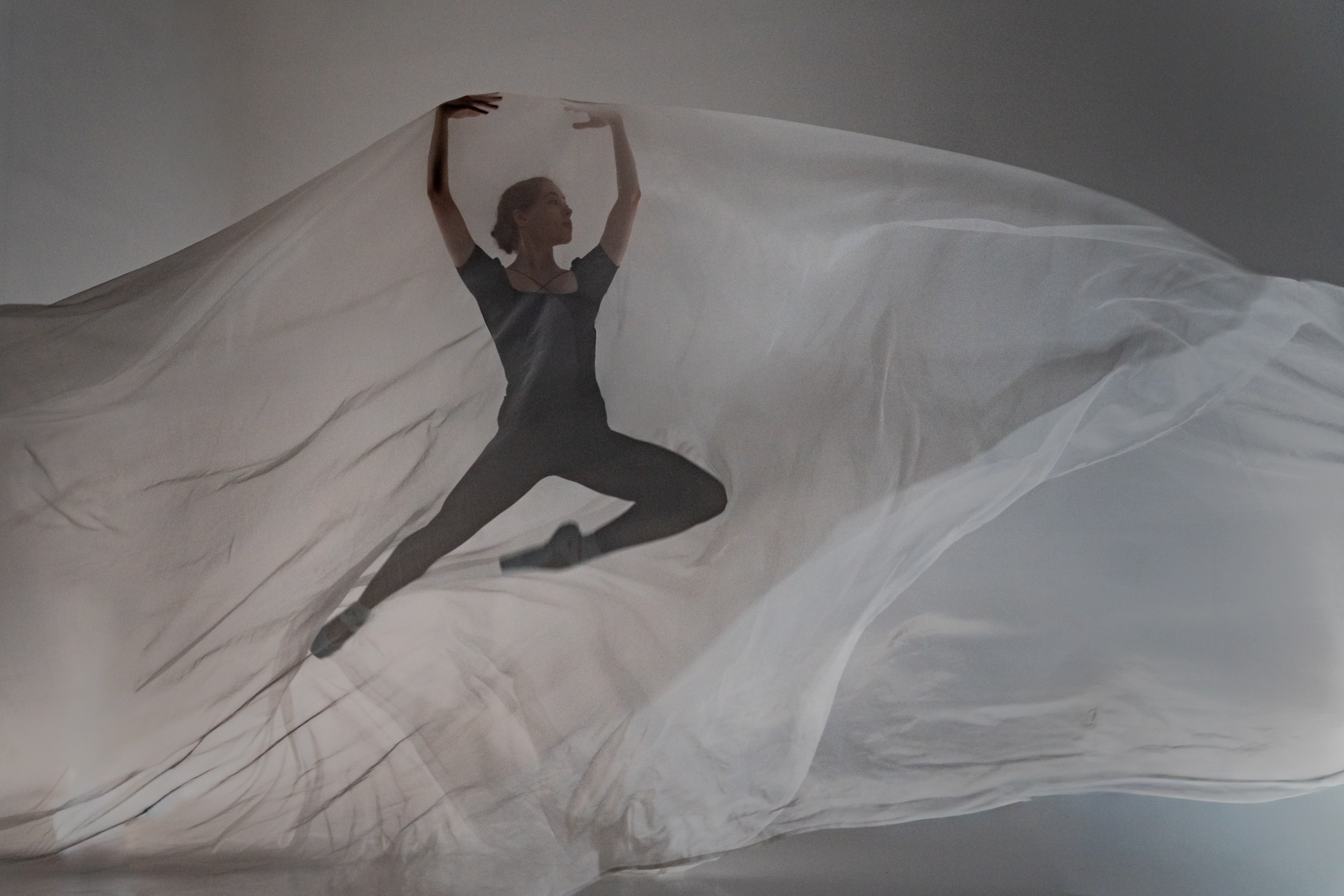 Балетная пластика, съемка балерины в прыжке, съемка с тканями, игра света и тени.