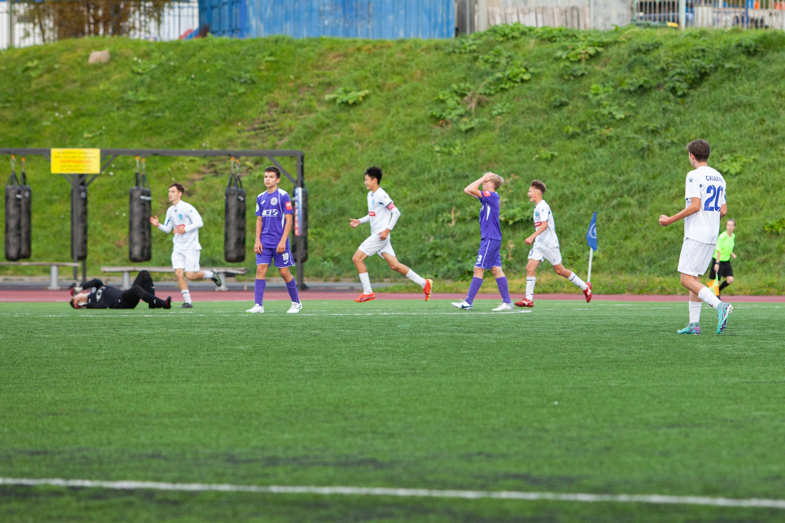 Матч юношеской футбольной лиги между командами СШ «Сахалин» и «СШОР № 1» (Комсомольск-на-Амуре). Кутузов Евгений Фотограф в Южно-Сахалинске