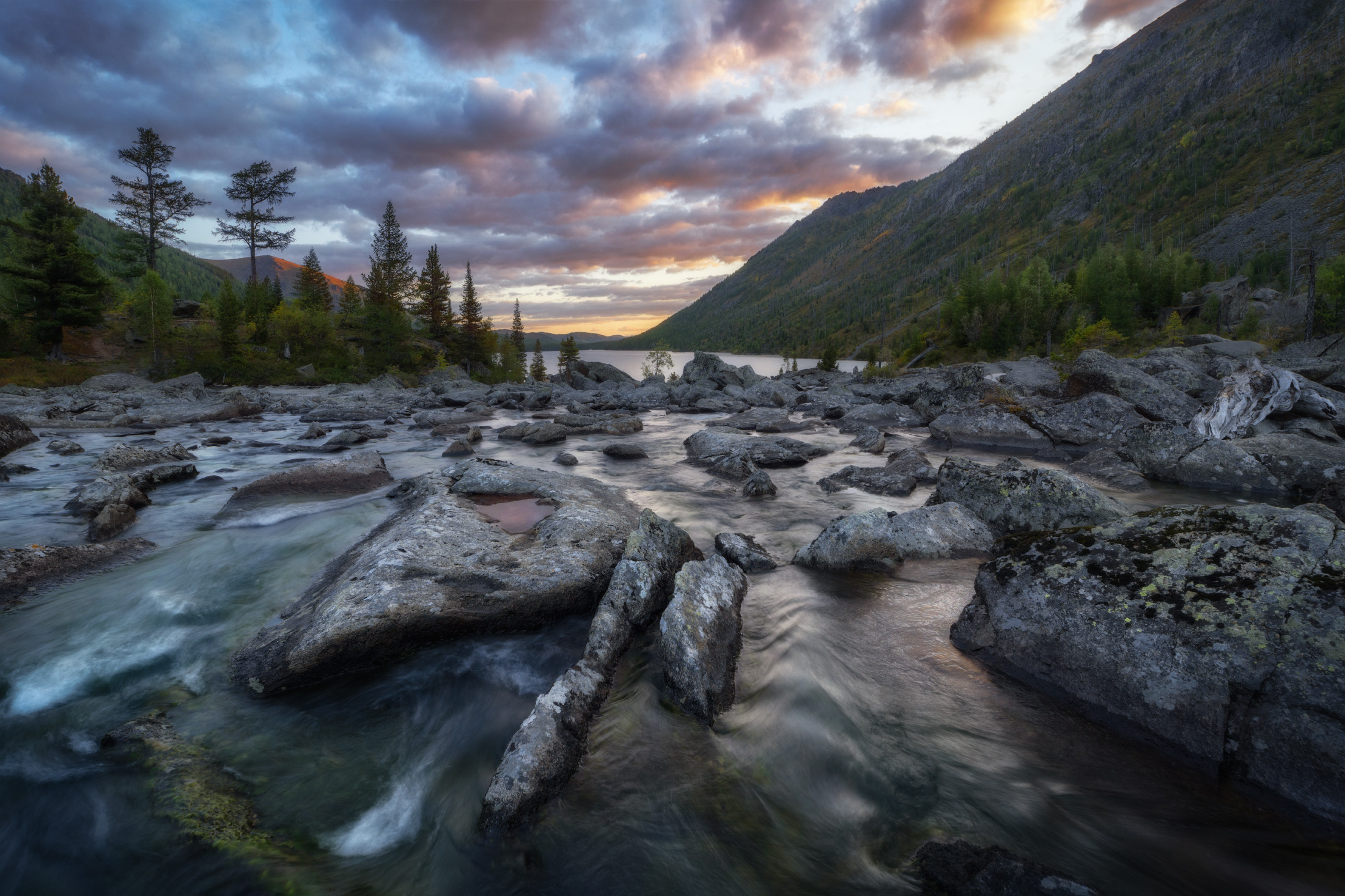 Мультинский ящер. Перекат Шумы между Средним и Нижним Мультинским озером, Усть-Коксинский район, начало сентября 2019