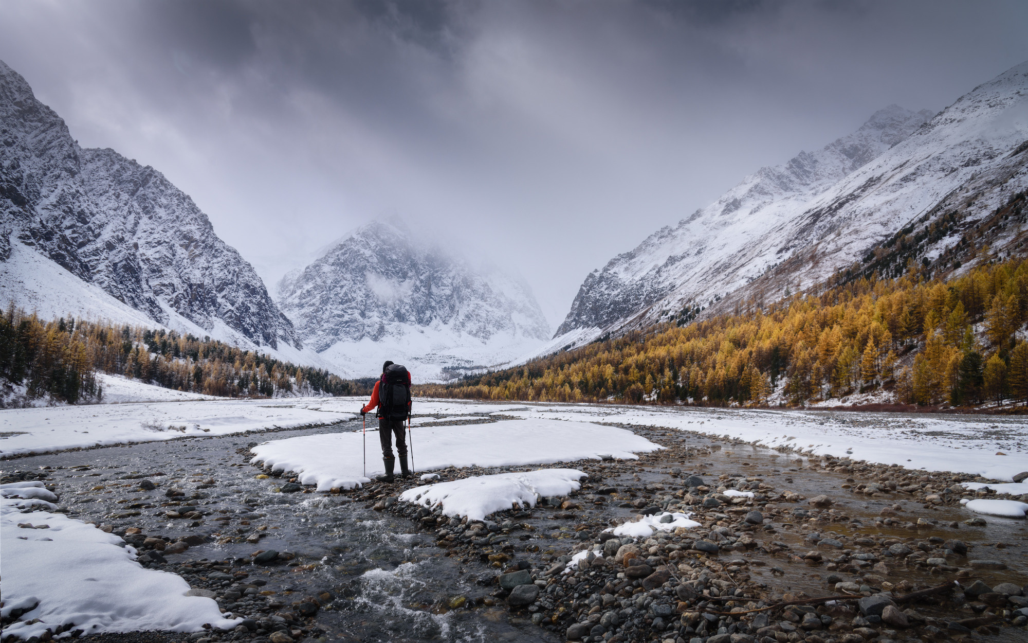 Вдоль по Актру. Мой супруг Михаил Рубан на фоне г. Караташ. Кош-Агачский район, октябрь 2021