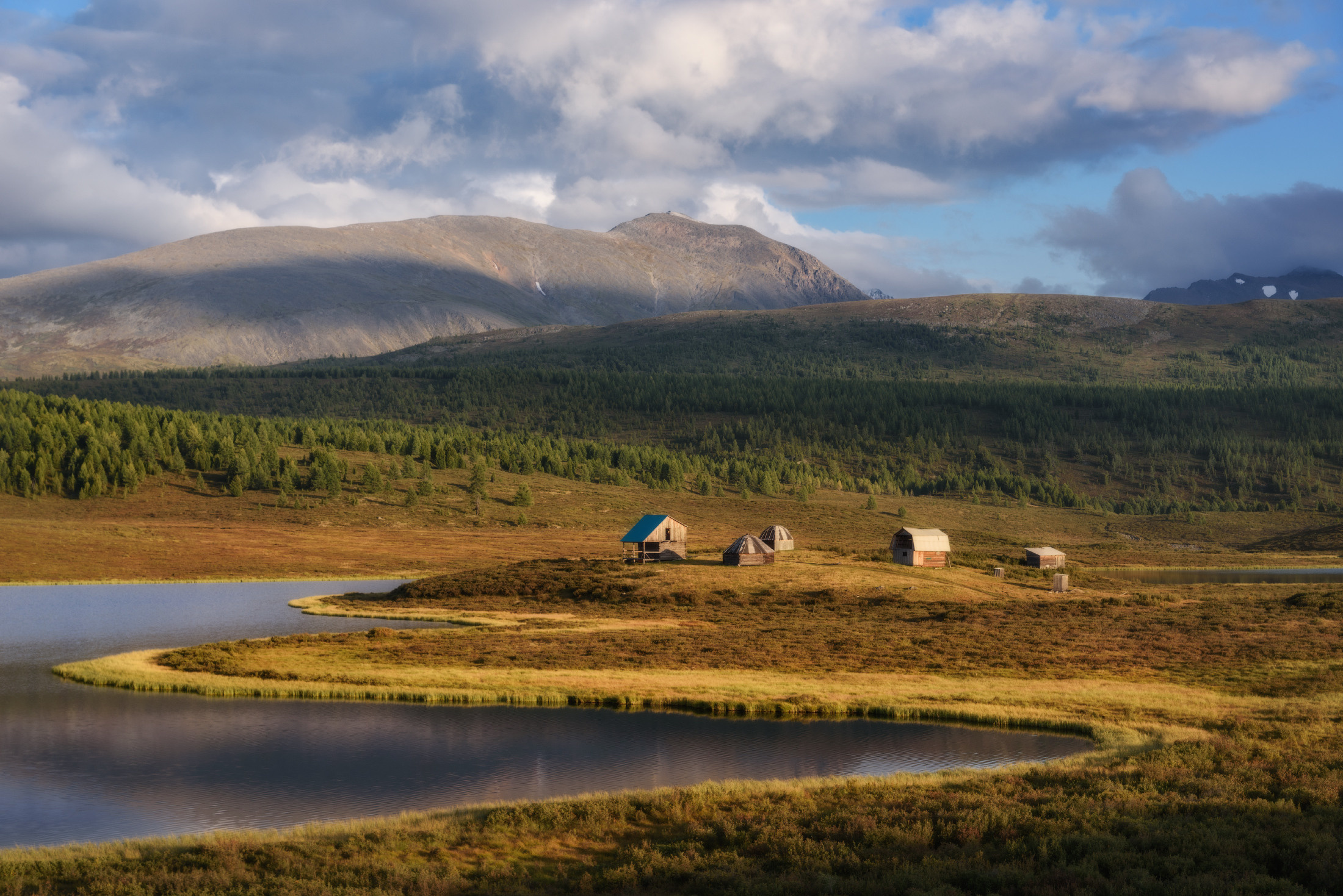 Изгибы Улаганских озёр. Золотой час на Улаганском плоскогорье, конец августа 2019