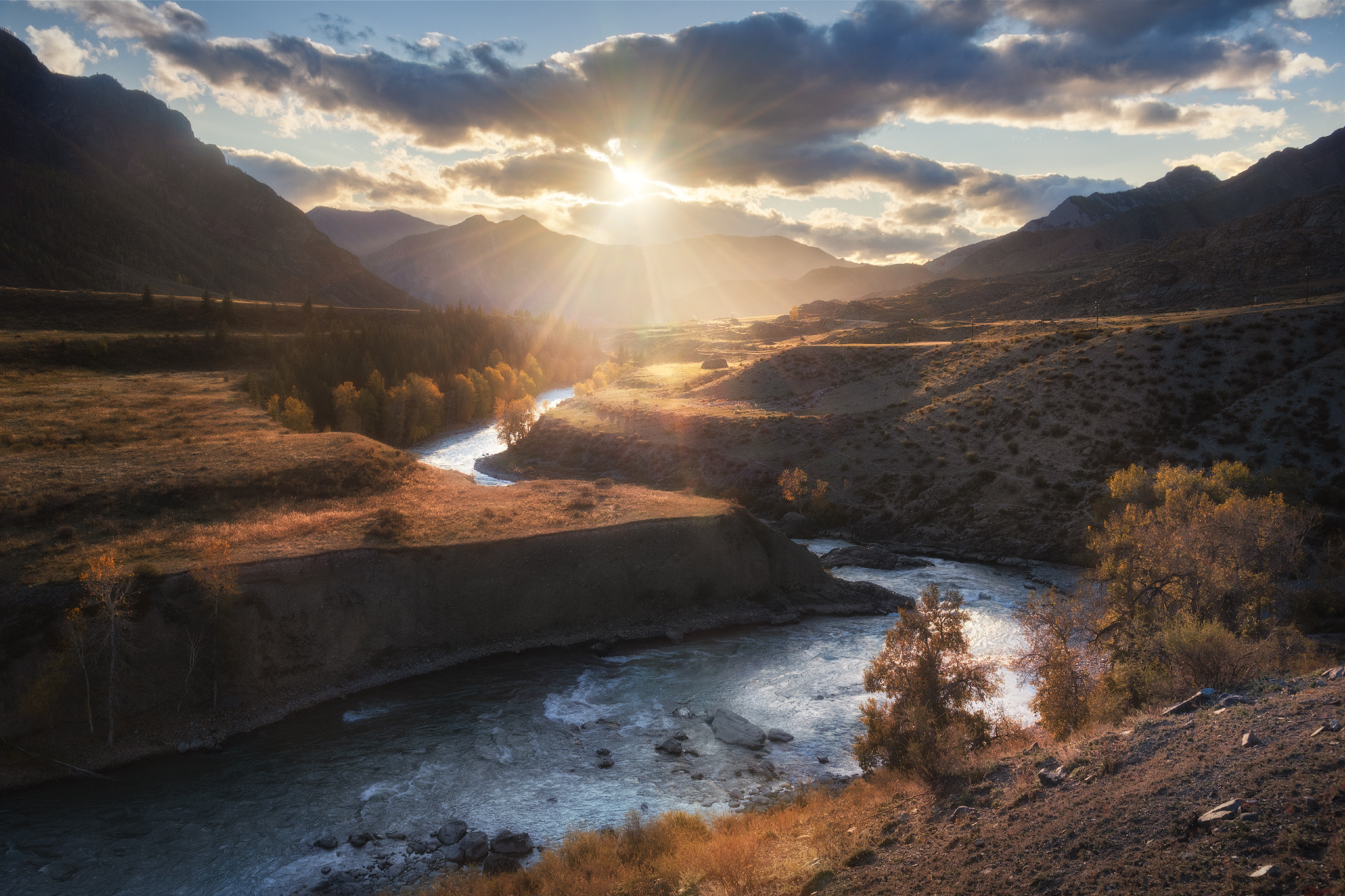 Торжество света. Порог Турбинный в последних лучах солнца. Онгудайский район, сентябрь 2020