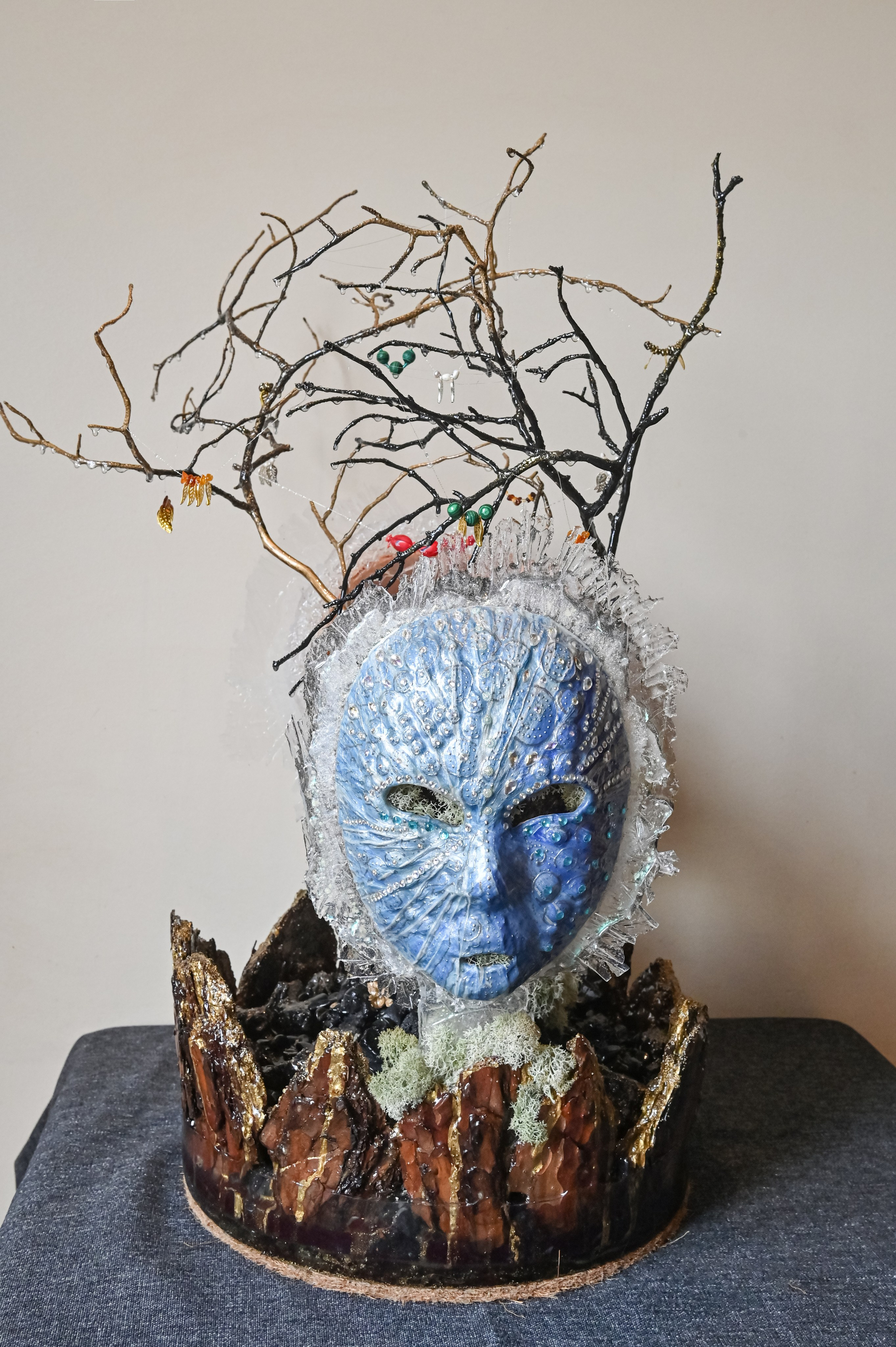 2025г. Размер : 50 см на 70 см, вес 8,65 кг. Материалы - деревянная глина, поталь золото, текстурная декоративная паста, сосновая кора, сосновые ветви, ягель стабилизированный, уголь, галька, пористые декоративные камни, эпоксидная смола. На ветвях натуральный речной жемчуг, бусины из мурманского стекла, бусины из янтаря, коралла, гематит, малахит. Маски также изготовлены вручную. Цена по запросу