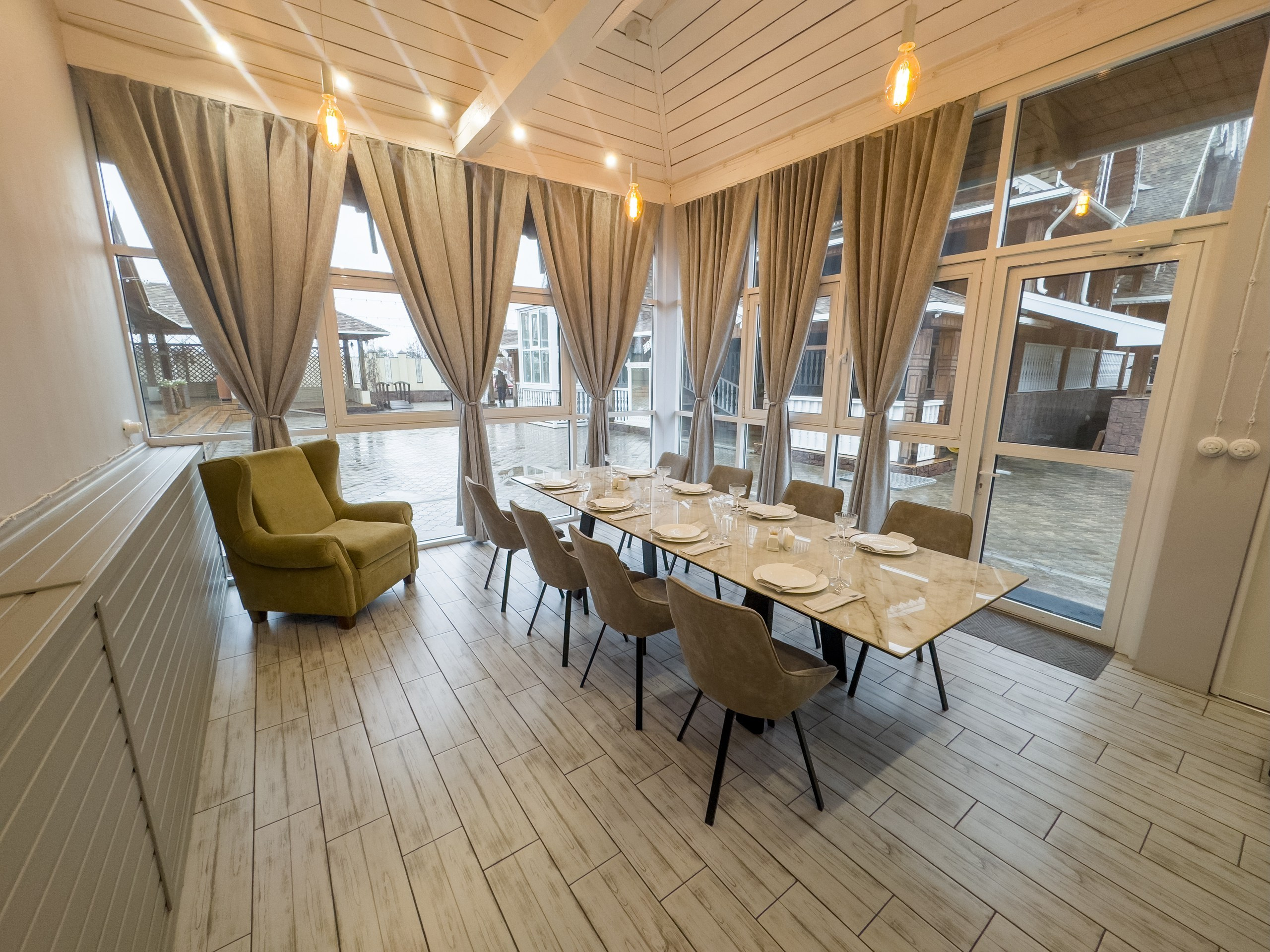 Банкетный зал ресторана «Дача». Фотограф в Оренбурге. Профессиональный фотограф