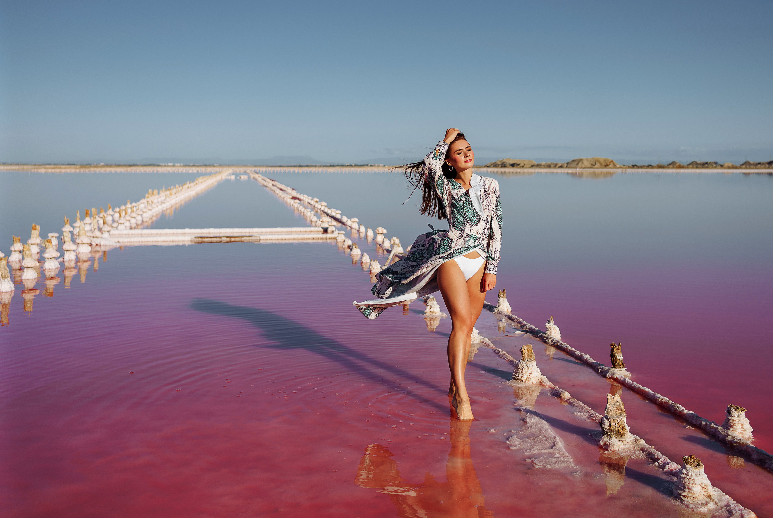 Фотосессия девушки на розовом озере. Фотосессия в Евпатории. Розовое озеро в Евпатории. Фотограф Зайцева Надежда в Крыму. Розовое озеро Сасык-Сиваш.