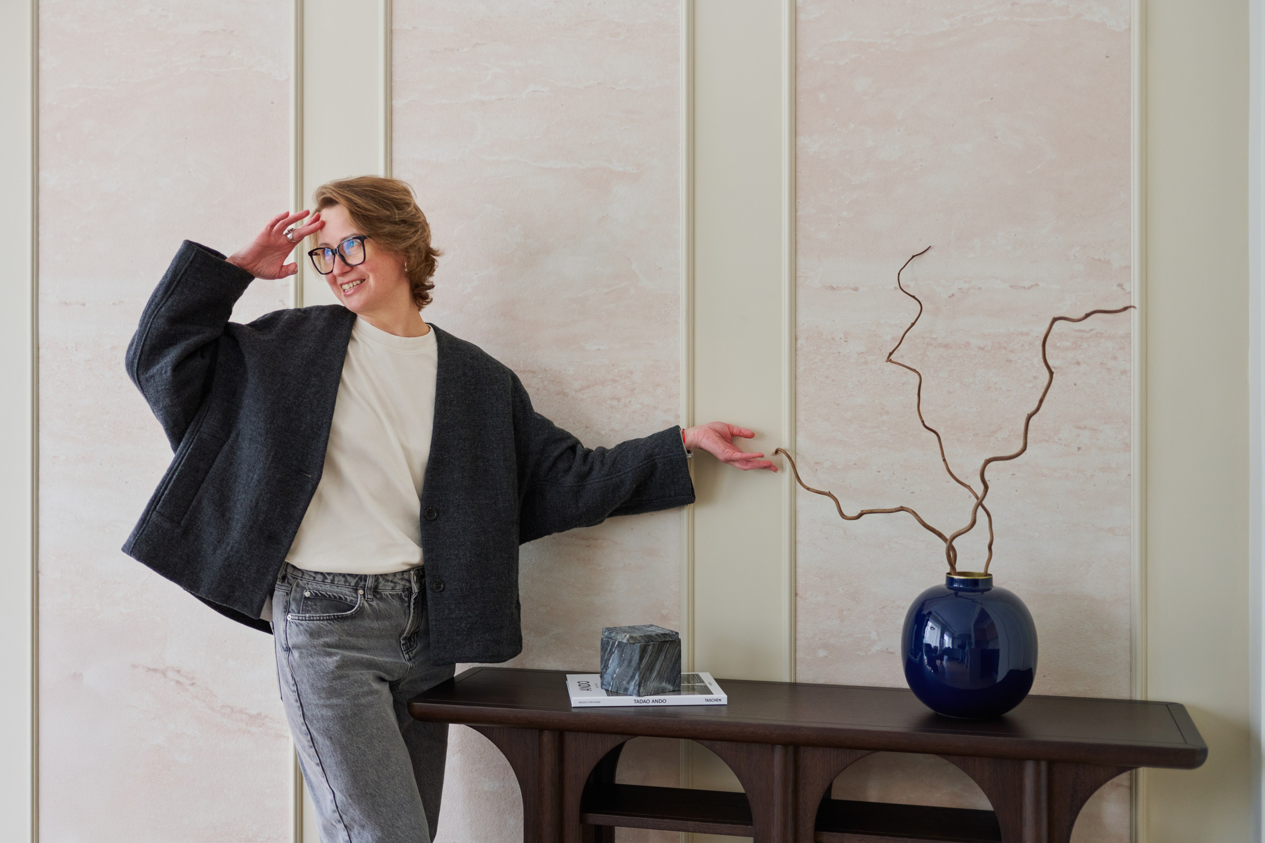 Человек у консоли, жест в кадре, интерьерная съёмка