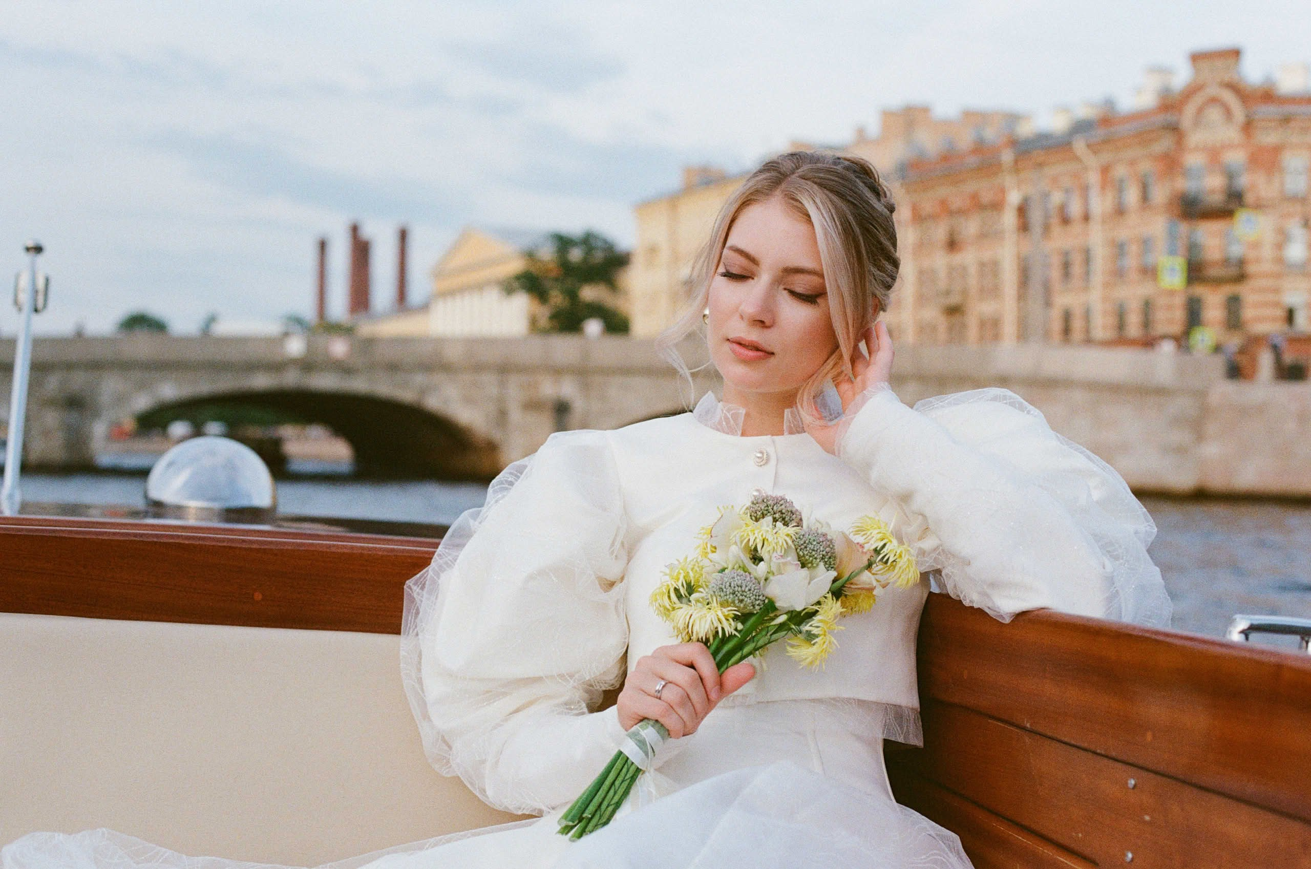 Портрет невесты с букетом на прогулке по каналам Петербурга, плёночная съёмка