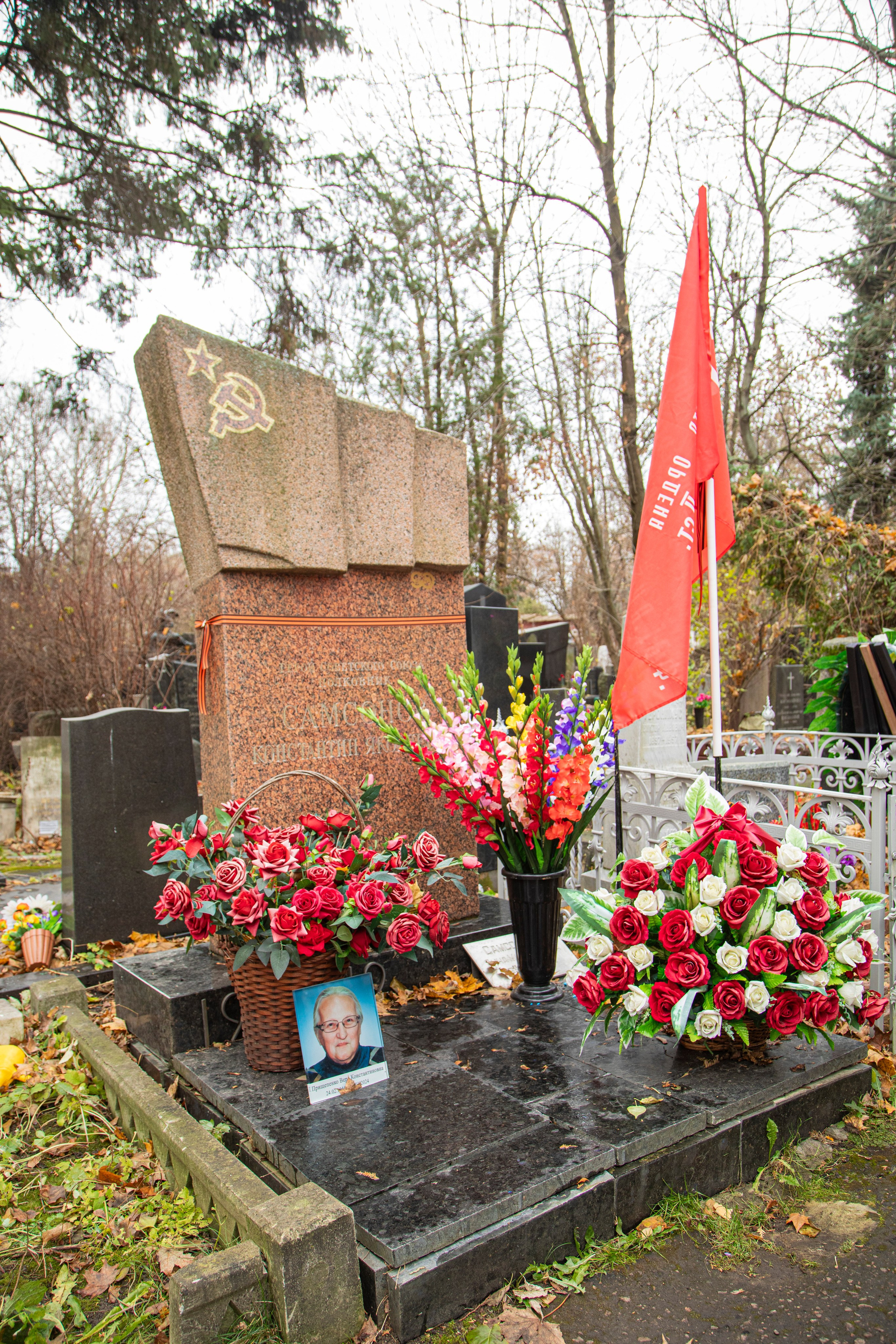 Осенняя прогулка по Новодевичьему кладбищу. Фотограф Сергей Ловкий