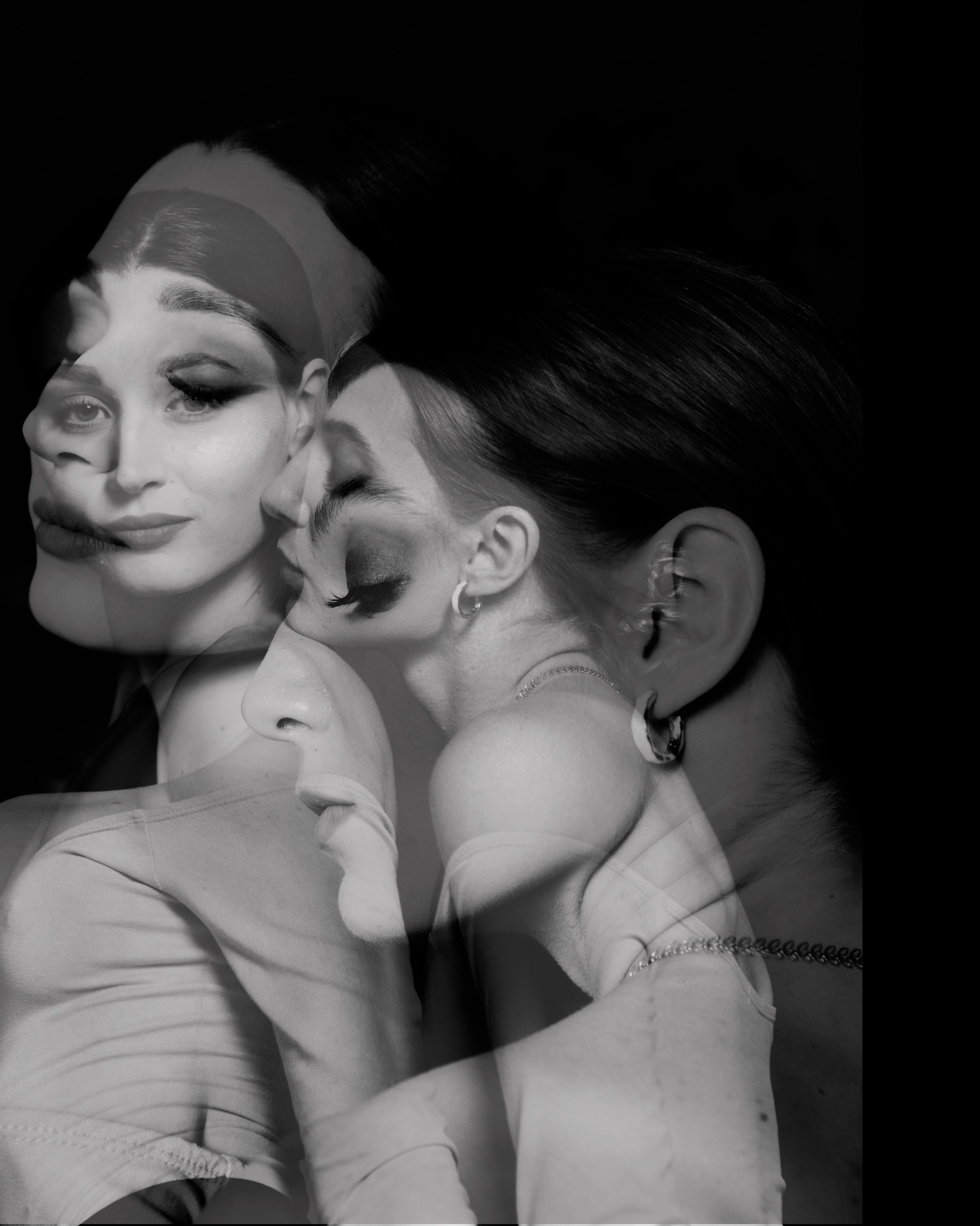 стриптанцоры две девушки двойная экспозиция