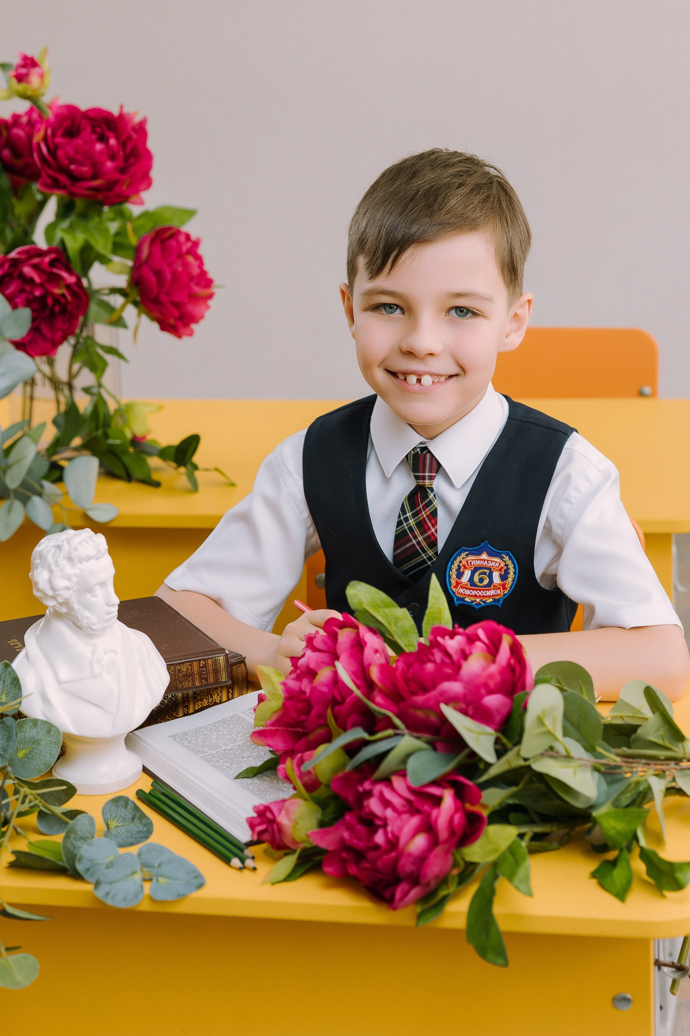 Портреты за партой в классе- Весна. Выпускные альбомы Натальи Бутко: Новороссийск, Анапа, Геленджик