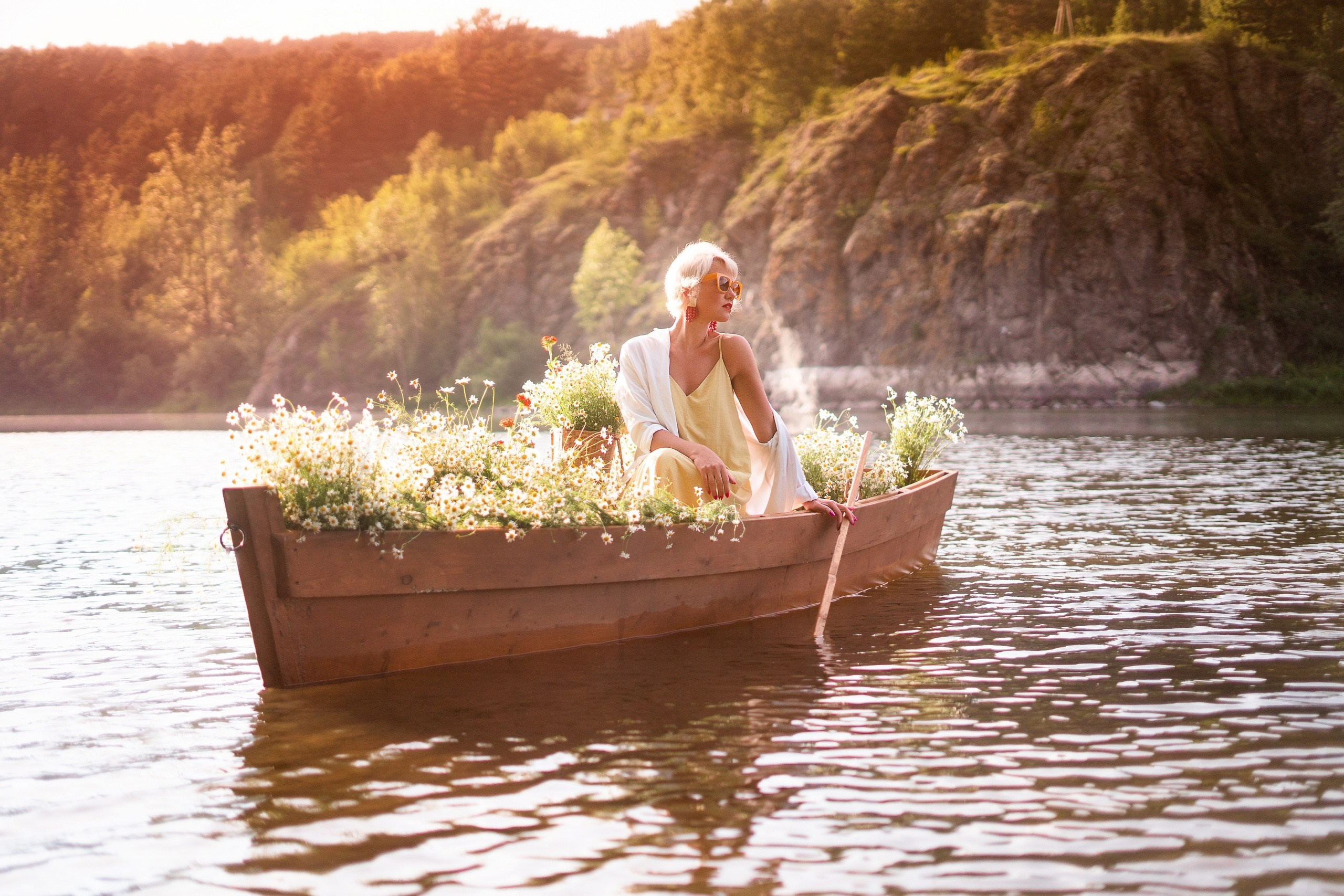 Фотопроекты на лодке с цветами в Красноярске. Фотографы Харины Иван и Светлана Красноярск