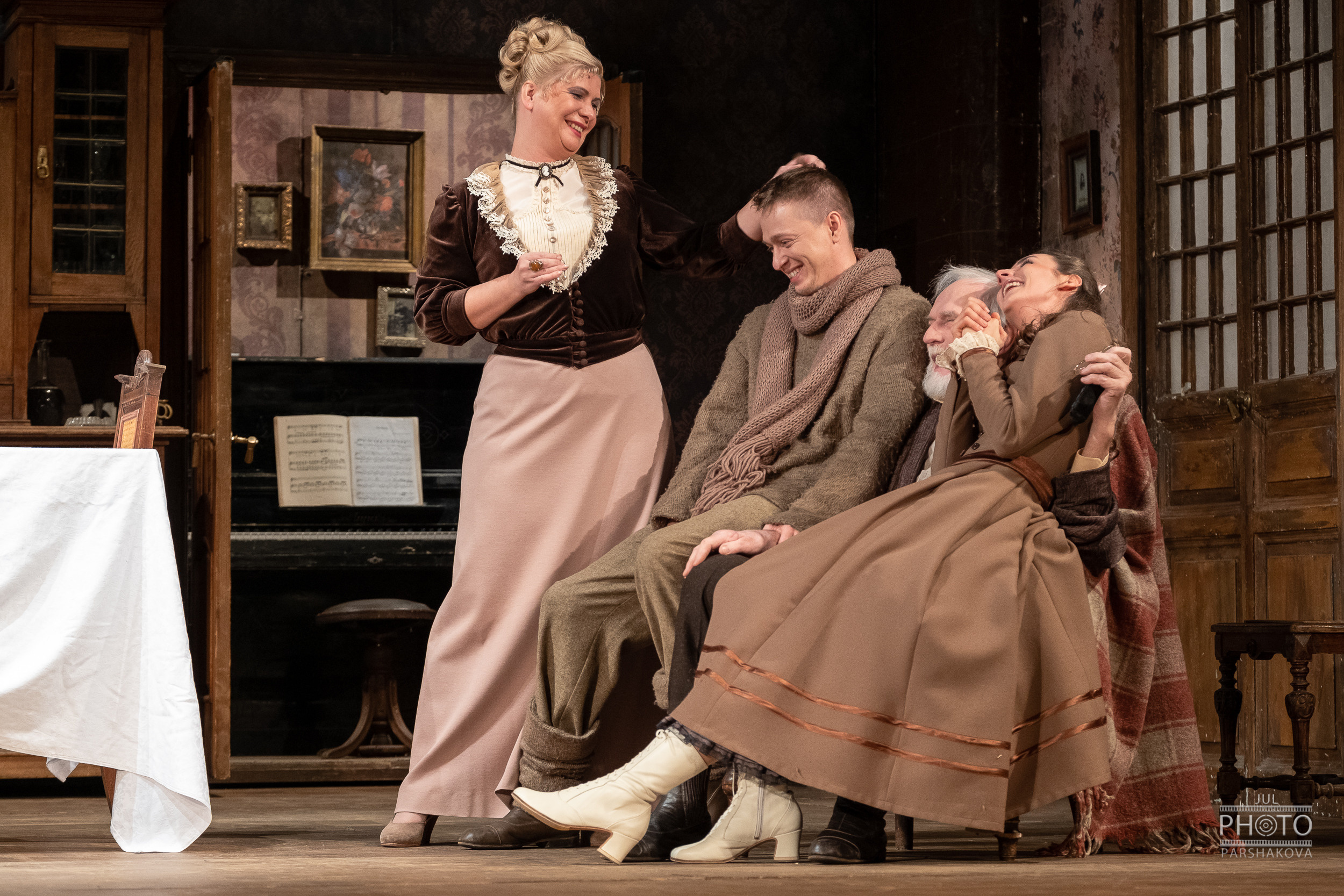 Театр на Литейном — спектакль «Семейный портрет». Фотограф в Санкт-Петербурге и Москве Юлия Паршакова