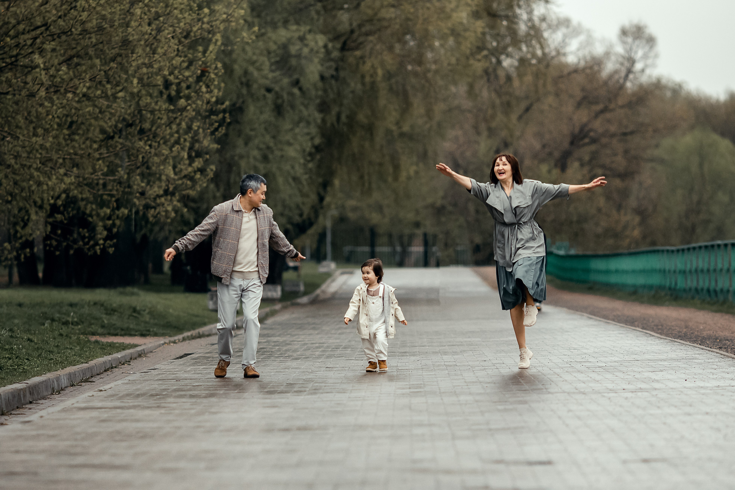 Семейная фотосессия под дождём — мама папа и дочка на прогулке