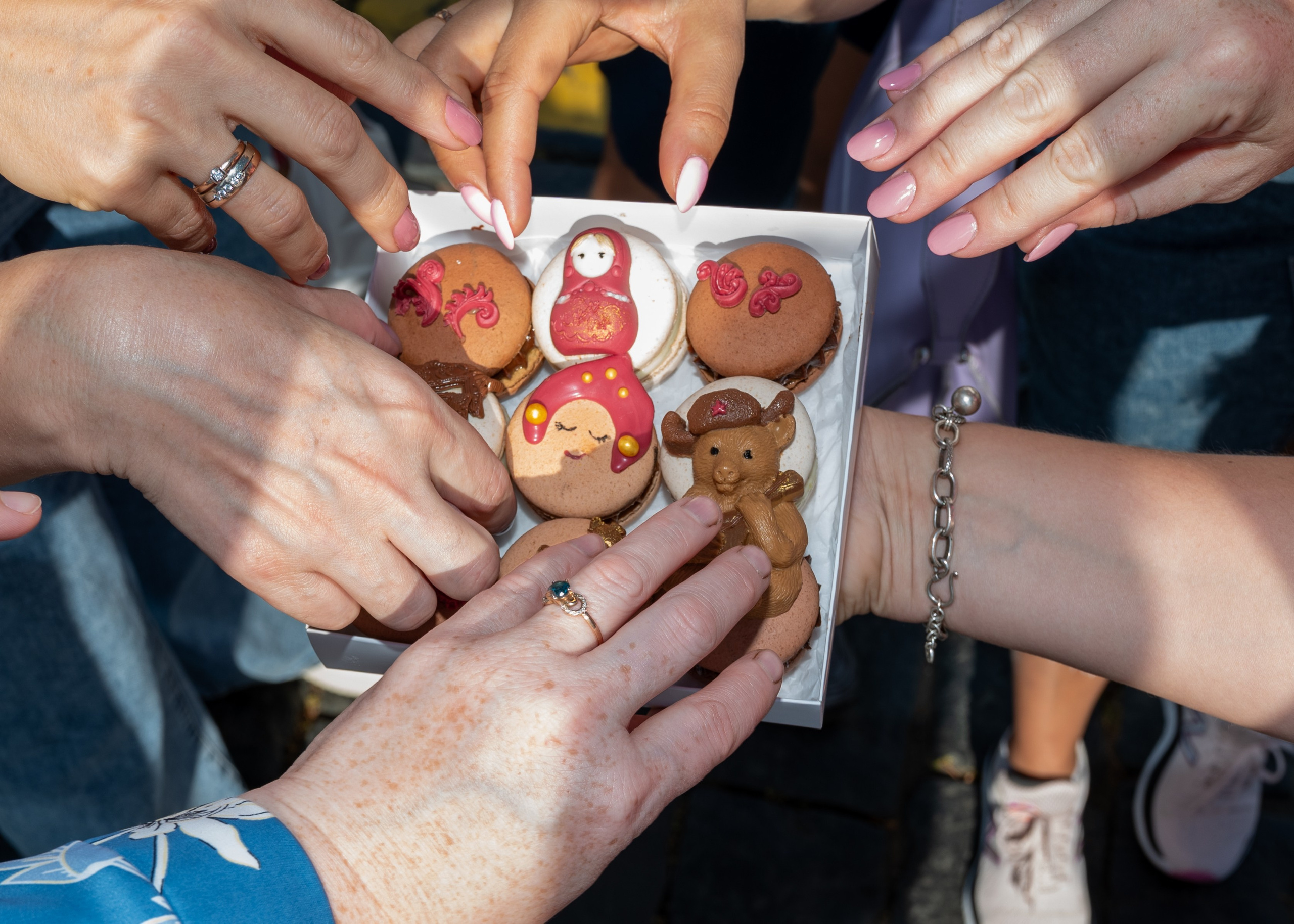 «Сладкие девочки» на Красной площади. П&П — Полезное с Приятным. Фотоэкскурсии — Москва на память. Экскурсовод и фотограф в Москве. Увези столицу в своём альбоме!
