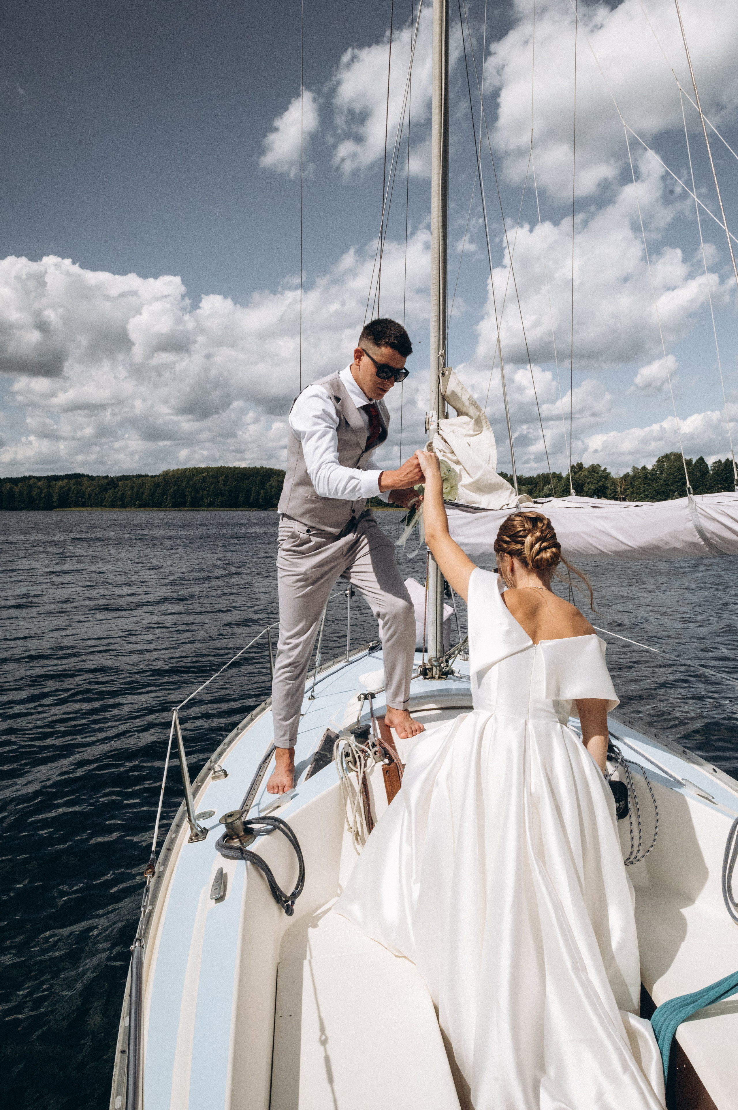 Жених и невеста на яхте в Полоцке