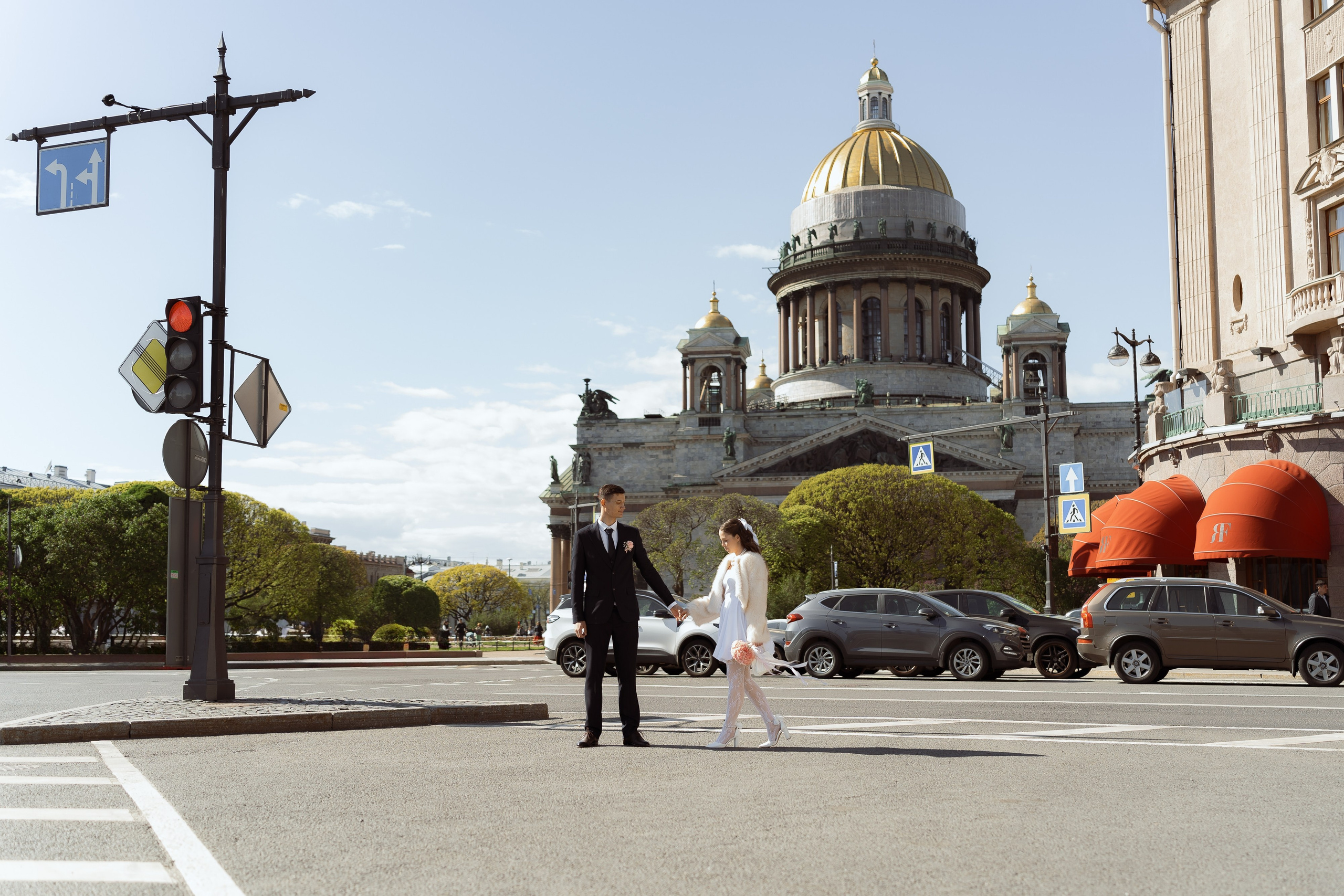 Молодожёны идут по площади у Исаакиевского собора, свадебная прогулка в Петербурге