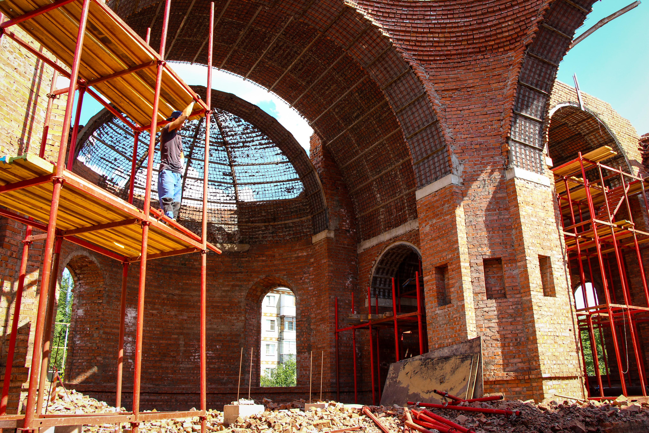 Строительство храма. Московская область г. Лобня. 2021 г. Мария Ткаченко. Документальная фотография