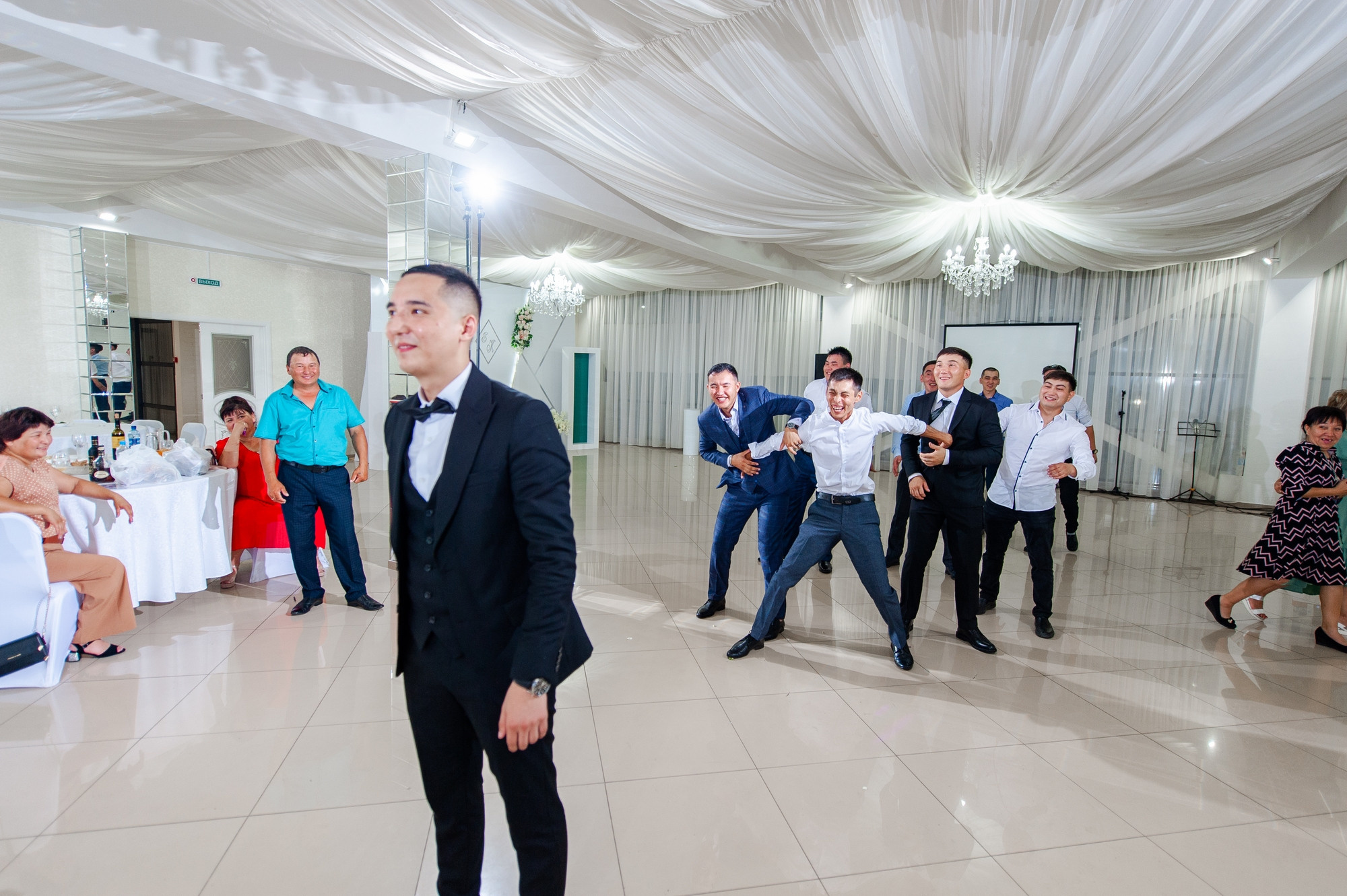 Лаконично. Стильно. Энергично. Свадебный и семейный фотограф в Омске Мормулев Михаил