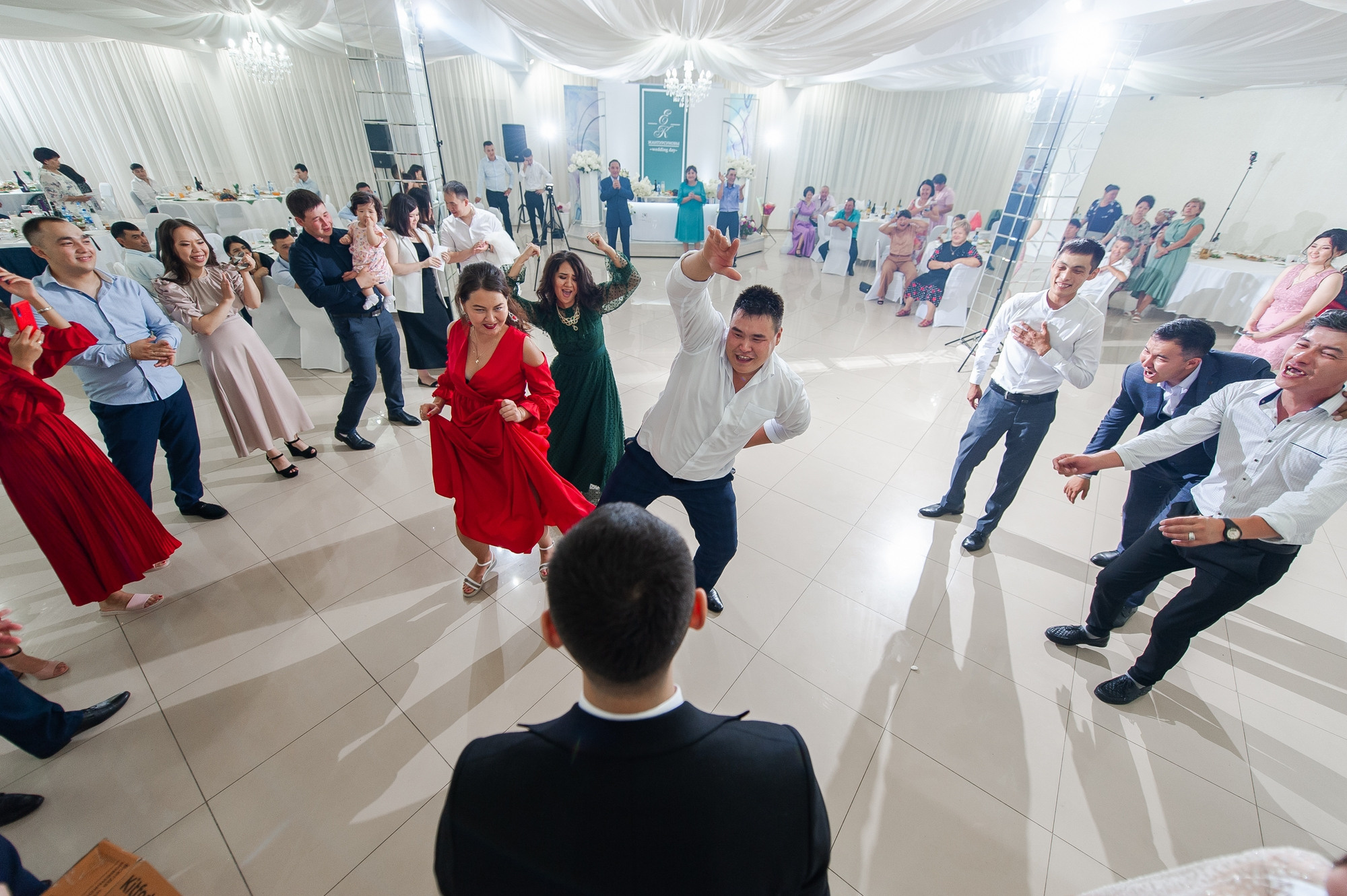 Лаконично. Стильно. Энергично. Свадебный и семейный фотограф в Омске Мормулев Михаил