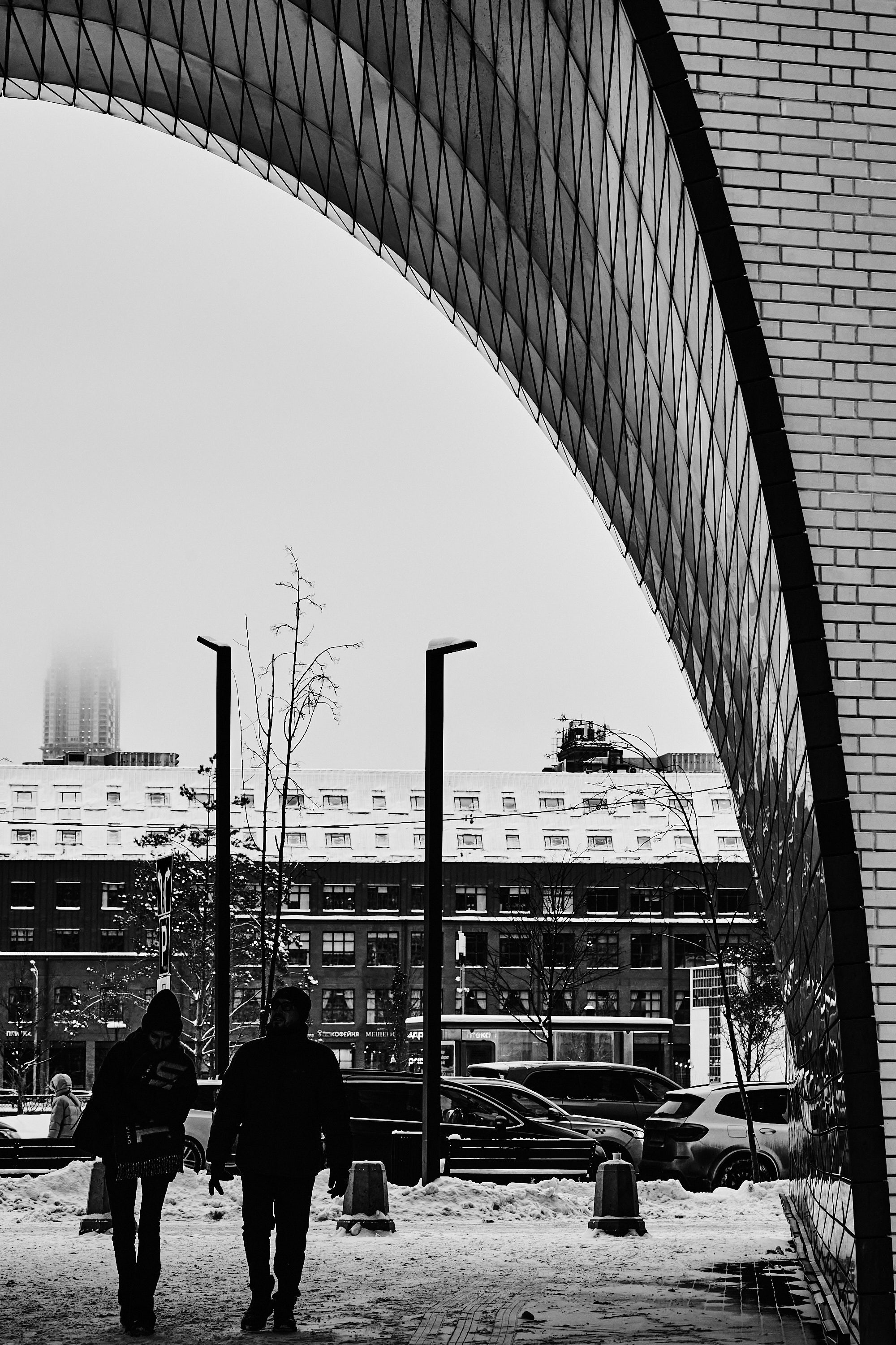 Архитектурная съемка, вид сквозь золотую арку в Зиларте на недвижимость на другом берегу реки, люди, ч/б