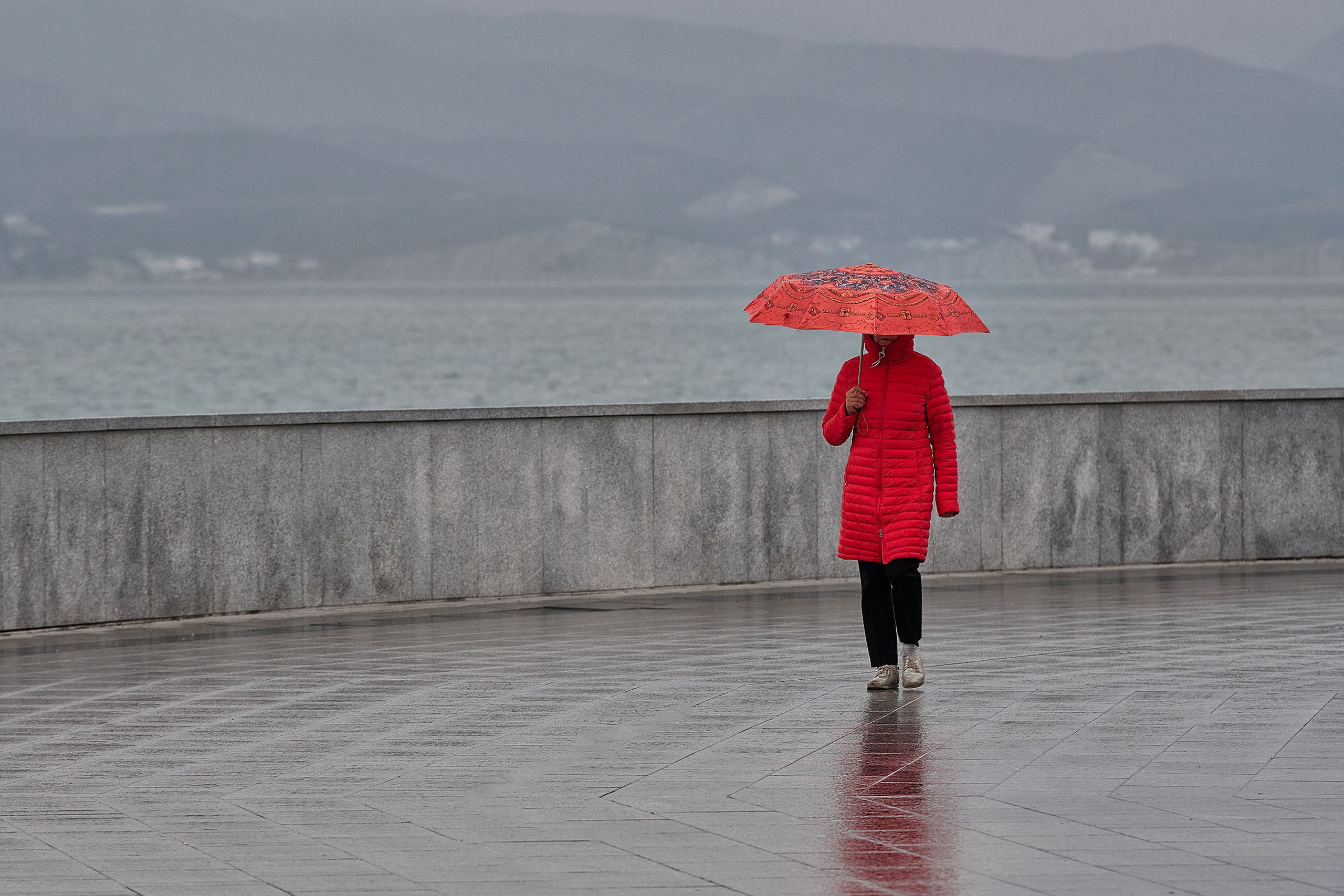 Краснодарский край, локация, фотосессия, набережная, дождь, зонт, прогулка, парапет, розовый, красный