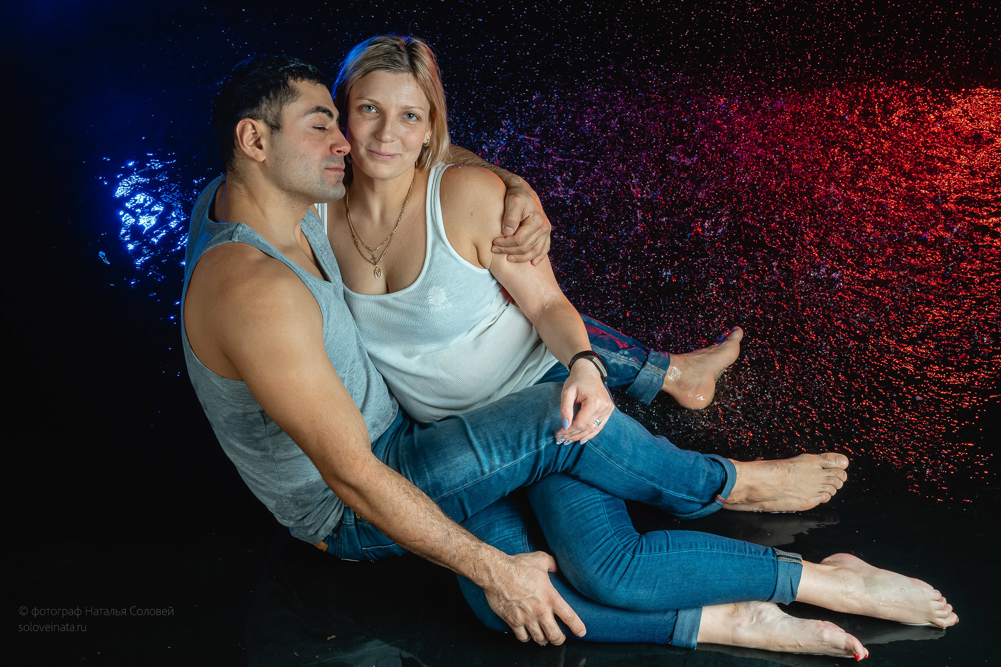 Семейная фотосессия в студии "под дождем". Отличные фотографии своих близких, своего бизнеса или даже себя. СПб