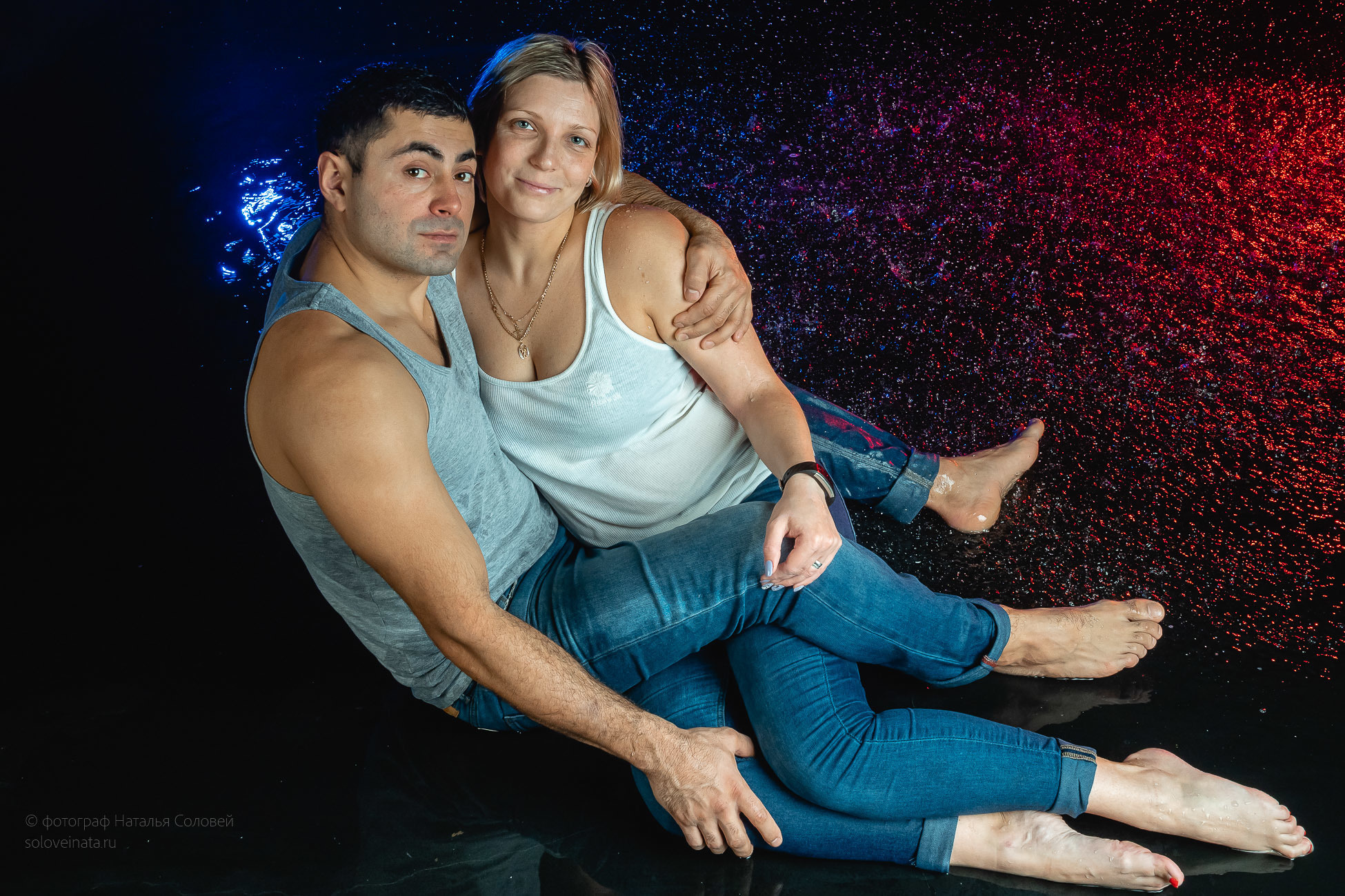 Семейная фотосессия в студии "под дождем". Отличные фотографии своих близких, своего бизнеса или даже себя. СПб