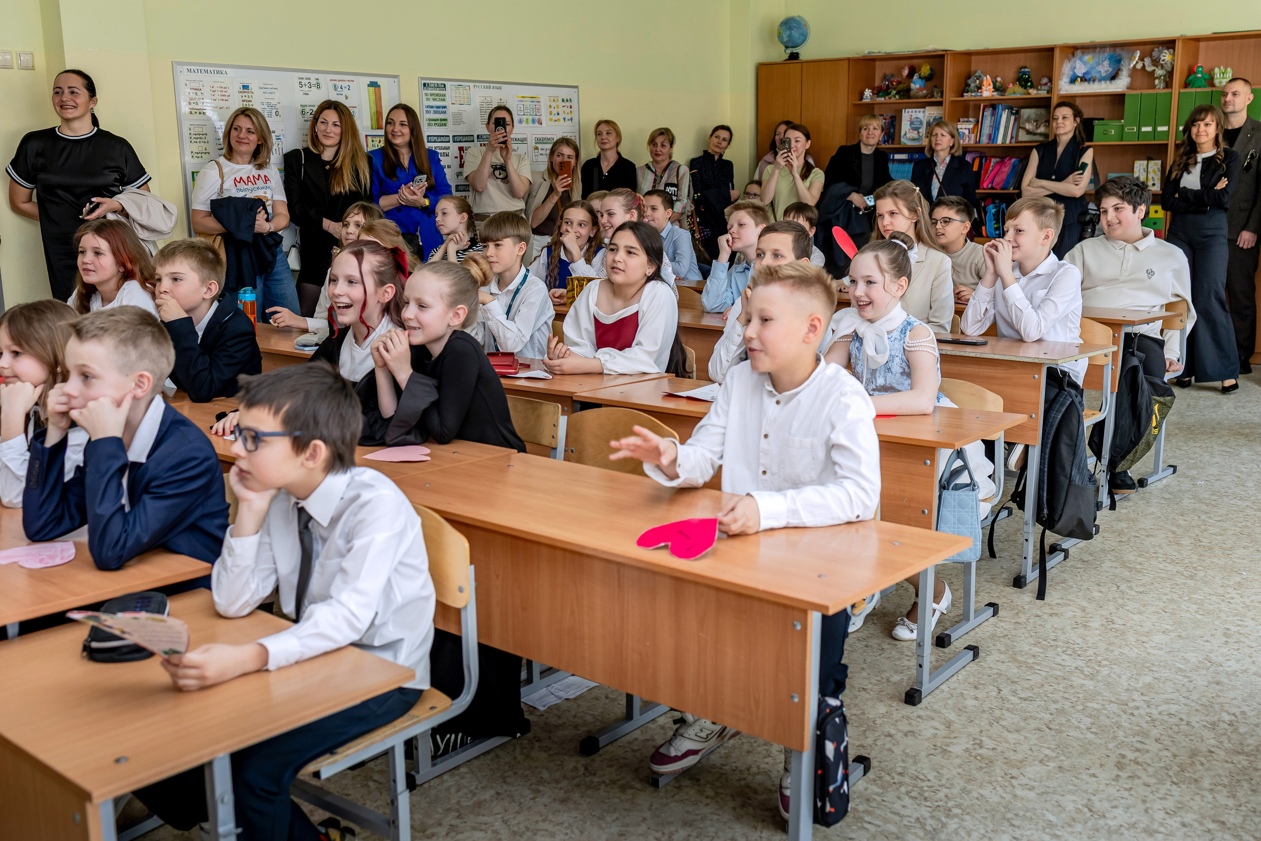 Выпускной в начальной школе в классе. Фотограф и видеограф Москва. Свадебный фотограф, видеограф. Выпускные альбомы. Оживающие альбомы