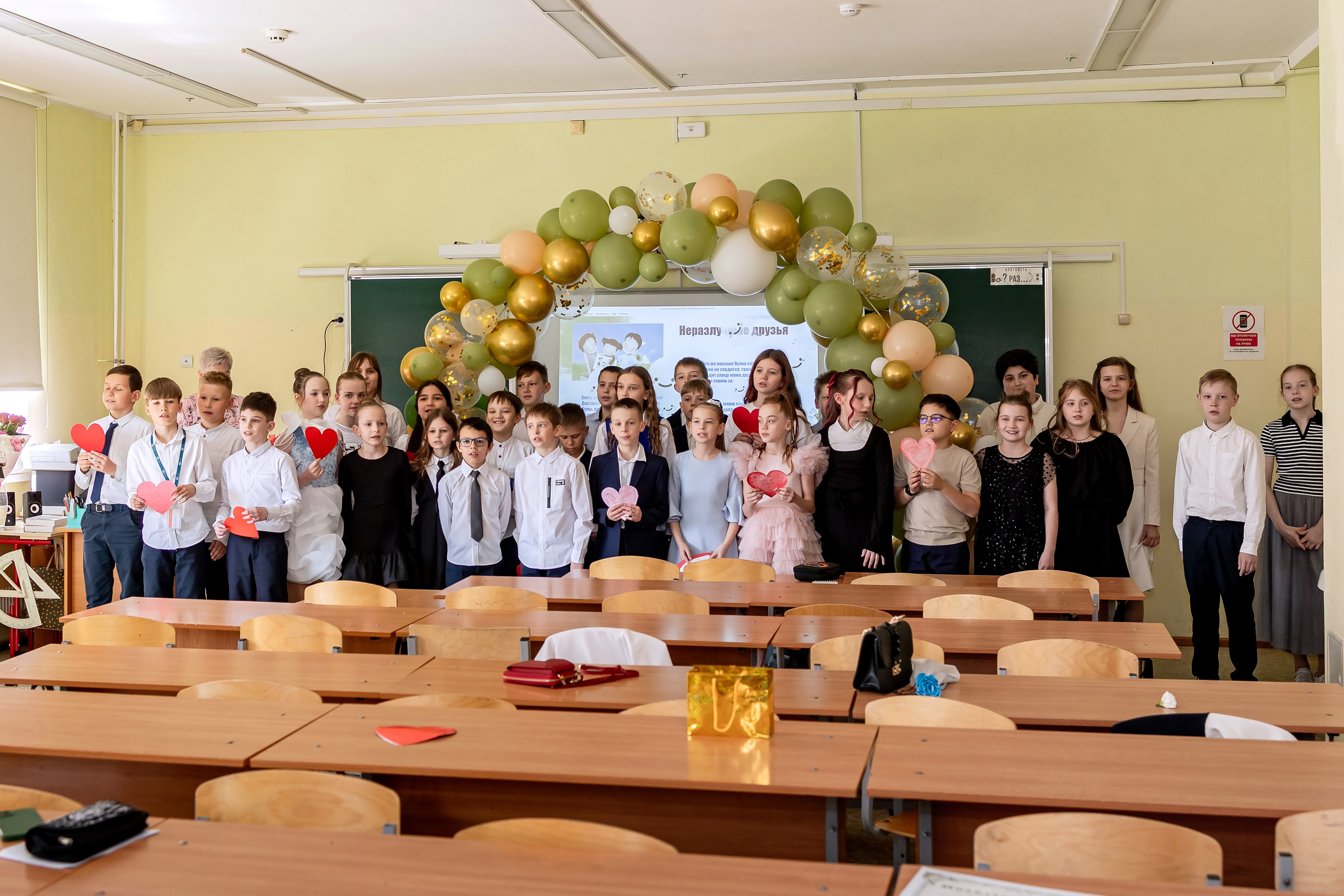 Выпускной в начальной школе в классе. Фотограф и видеограф Москва. Свадебный фотограф, видеограф. Выпускные альбомы. Оживающие альбомы