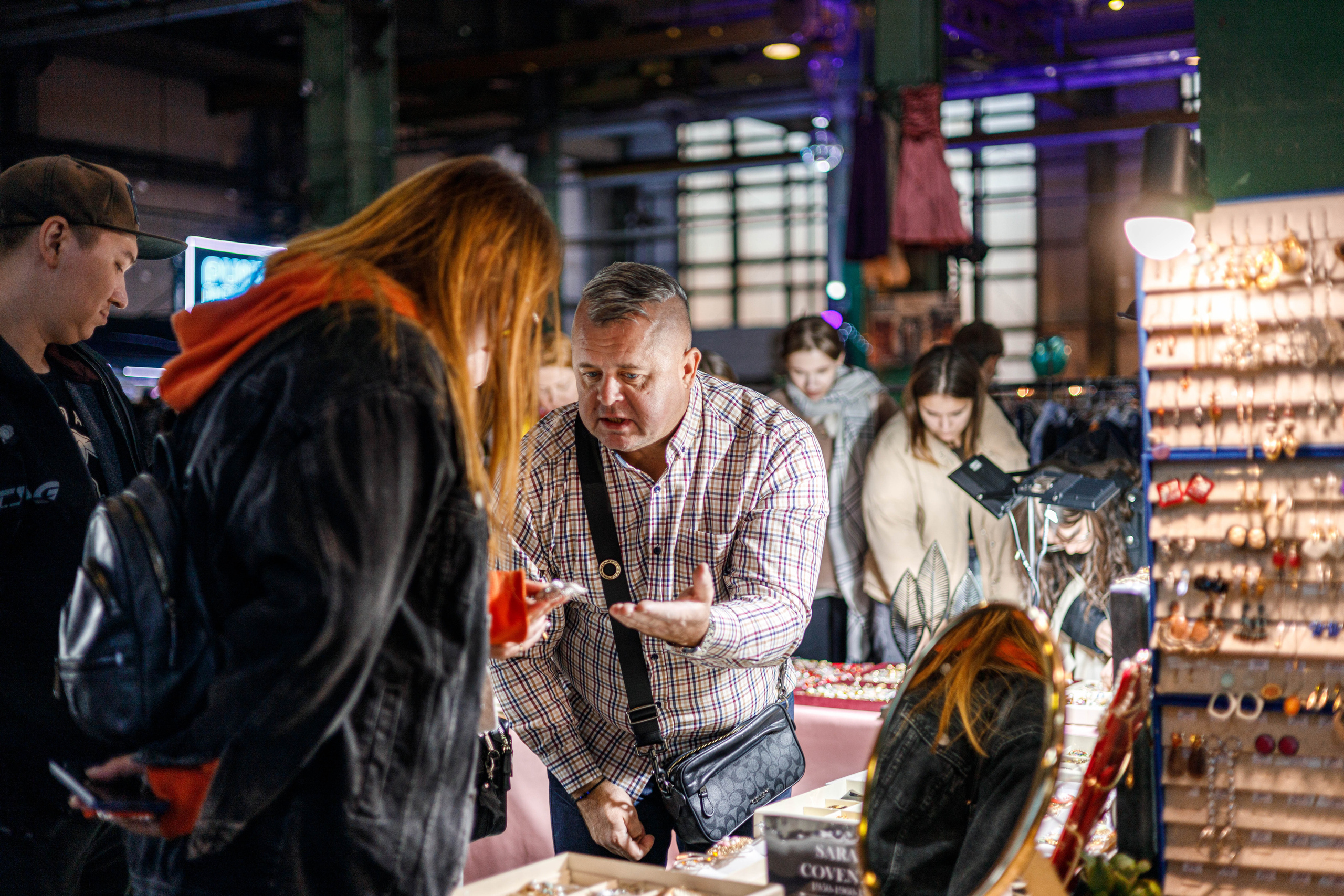 Рынок выходного дня и Гаражная распродажа в Севкабеле. Фотограф Балаев Михаил